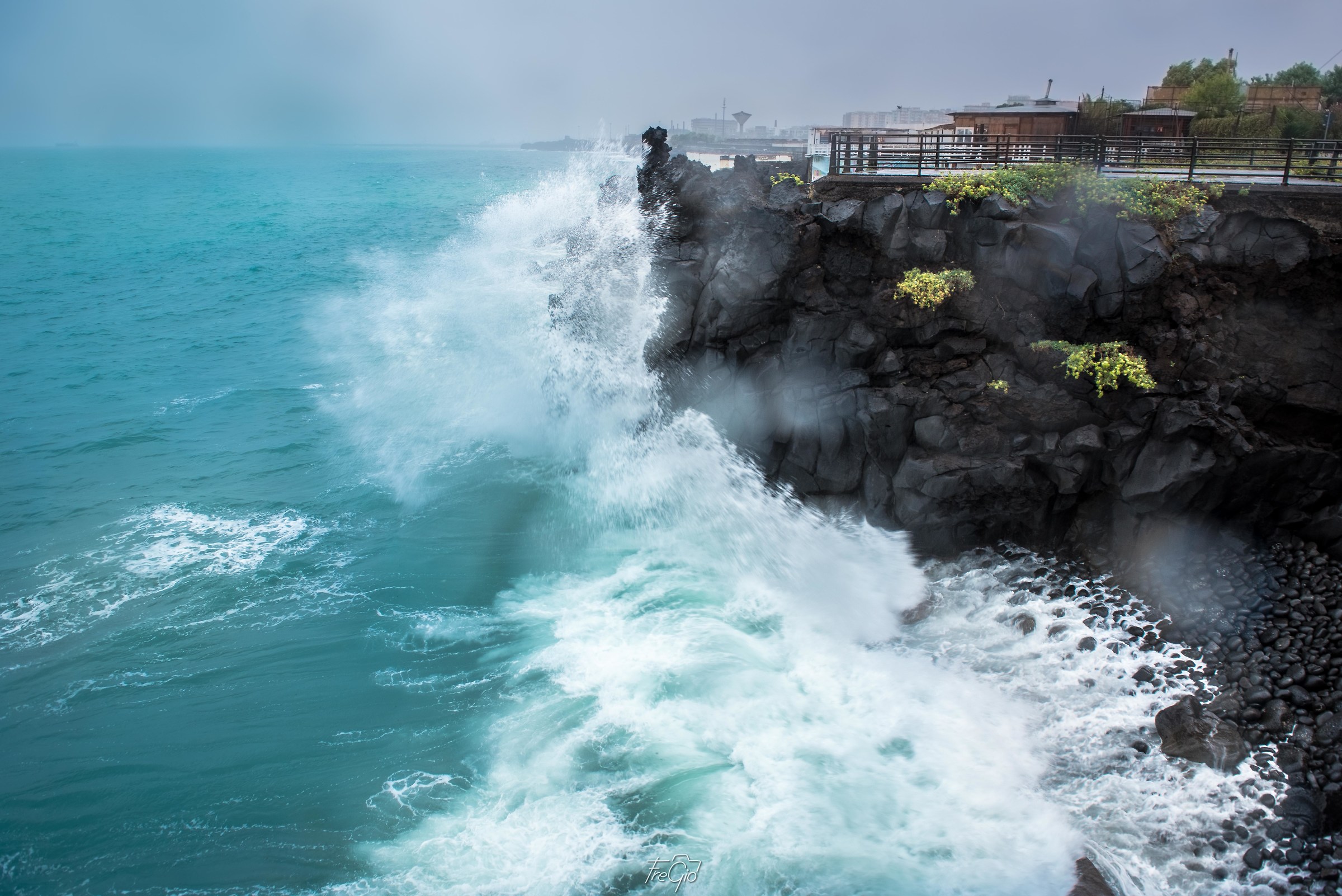 Il mare impetuoso a Catania