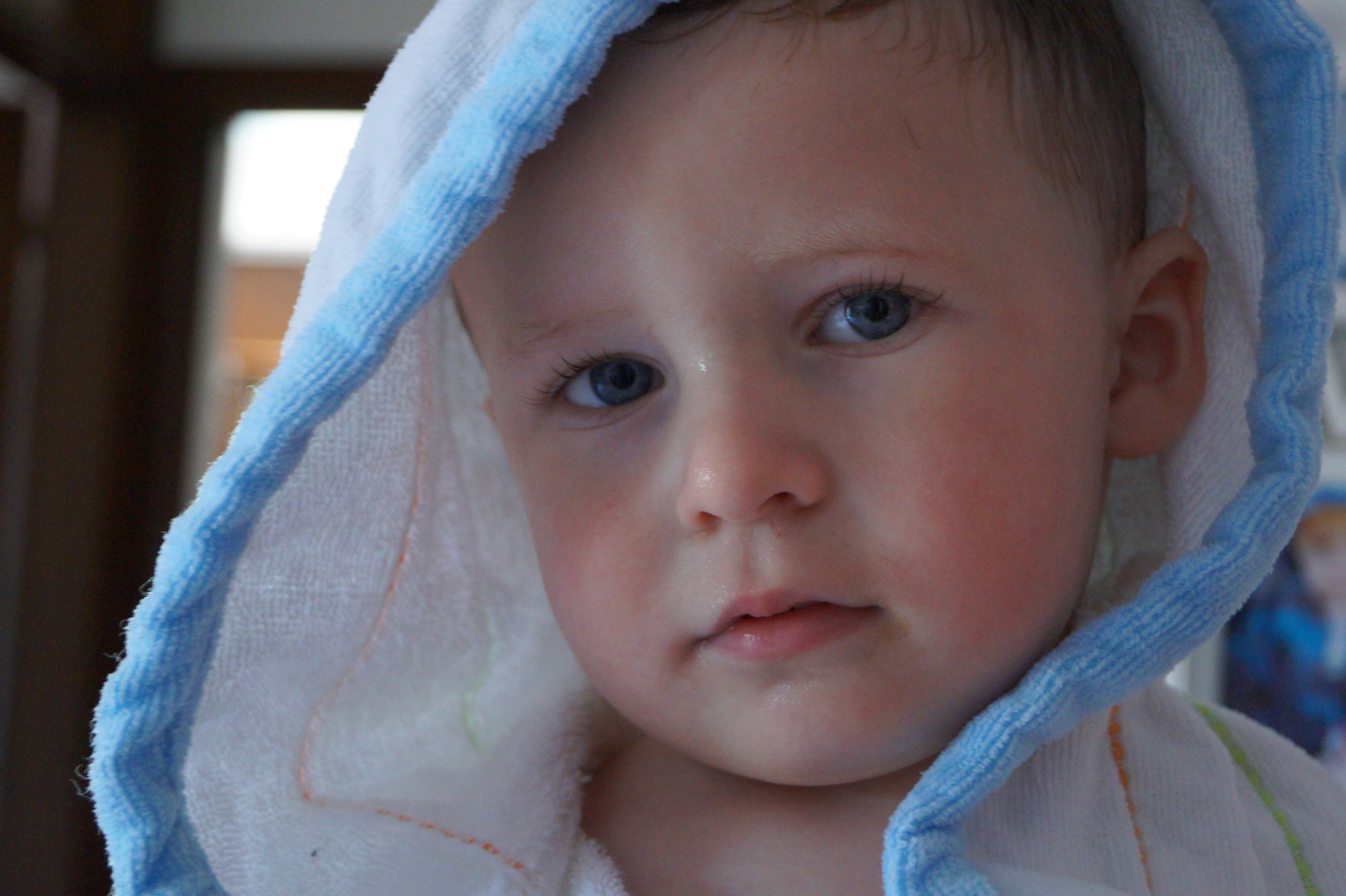 Si limitò a guardarmi