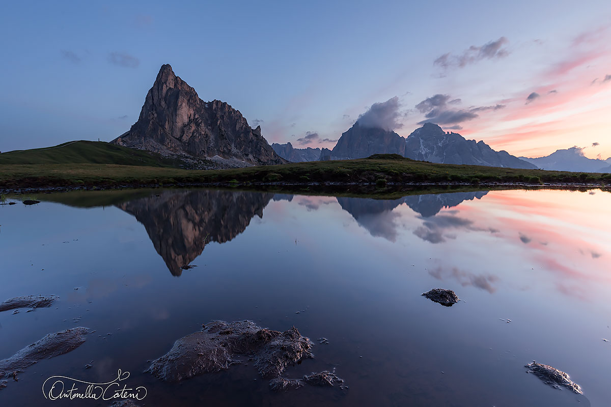 Laghetto davanti al Giau