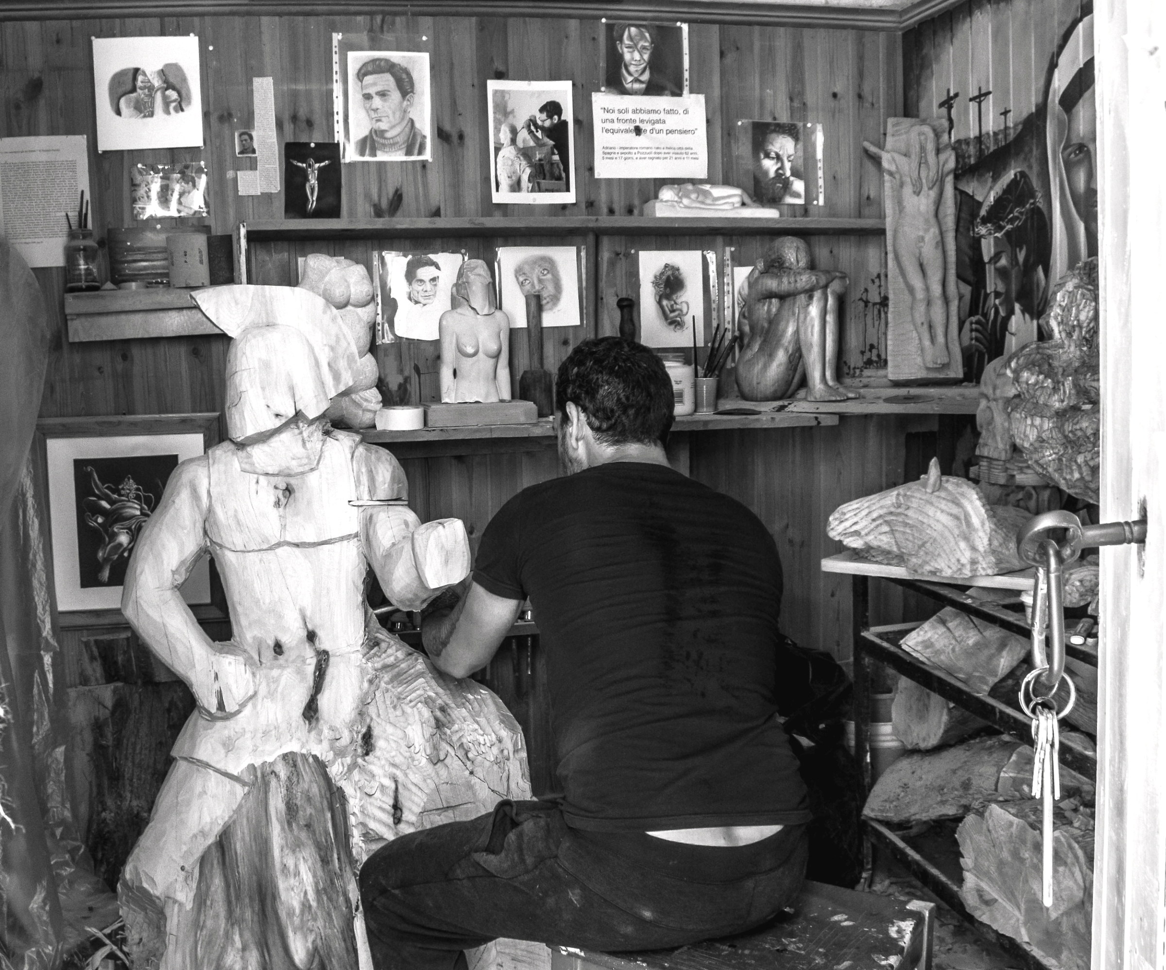 The sculptor's workshop-between sacred and profane