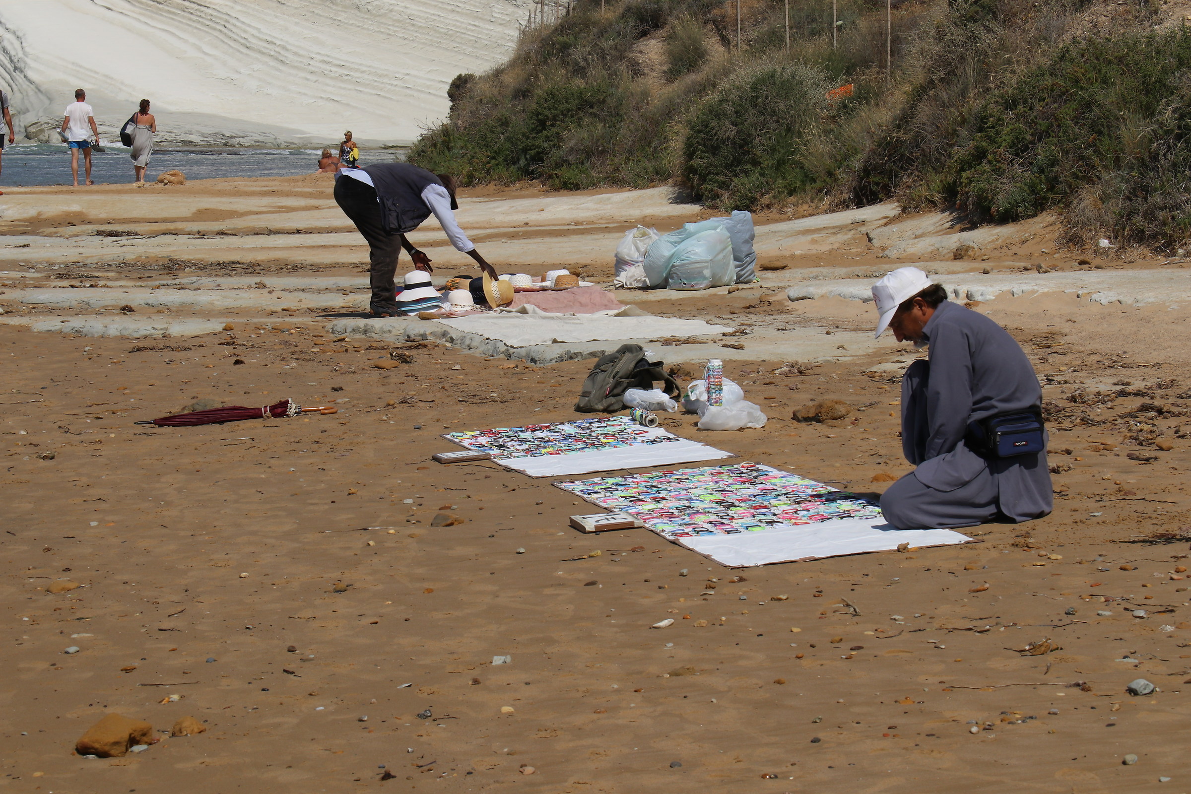 preparativi per il mercatino in spiaggia