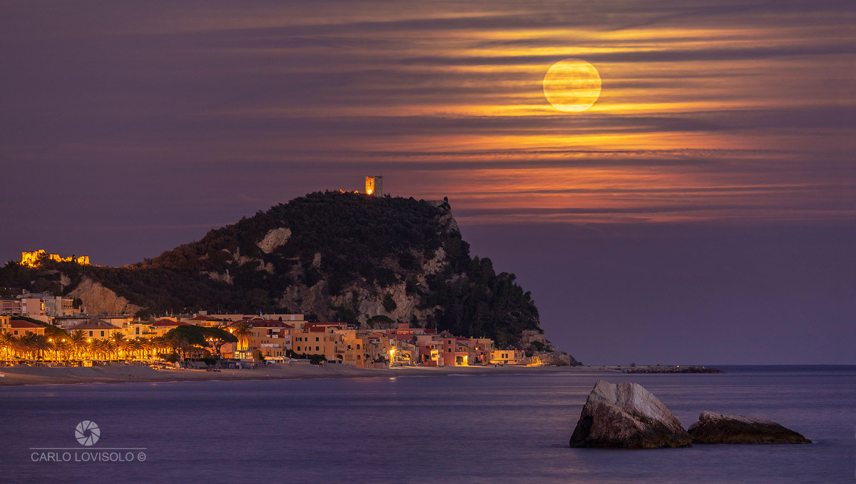 Varigotti and Full moon veed by clouds