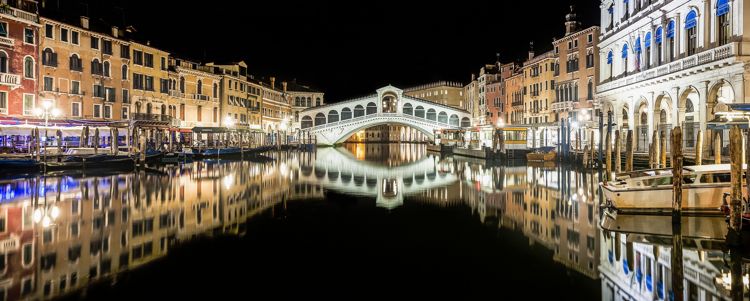Ponte di Rialto in notturna