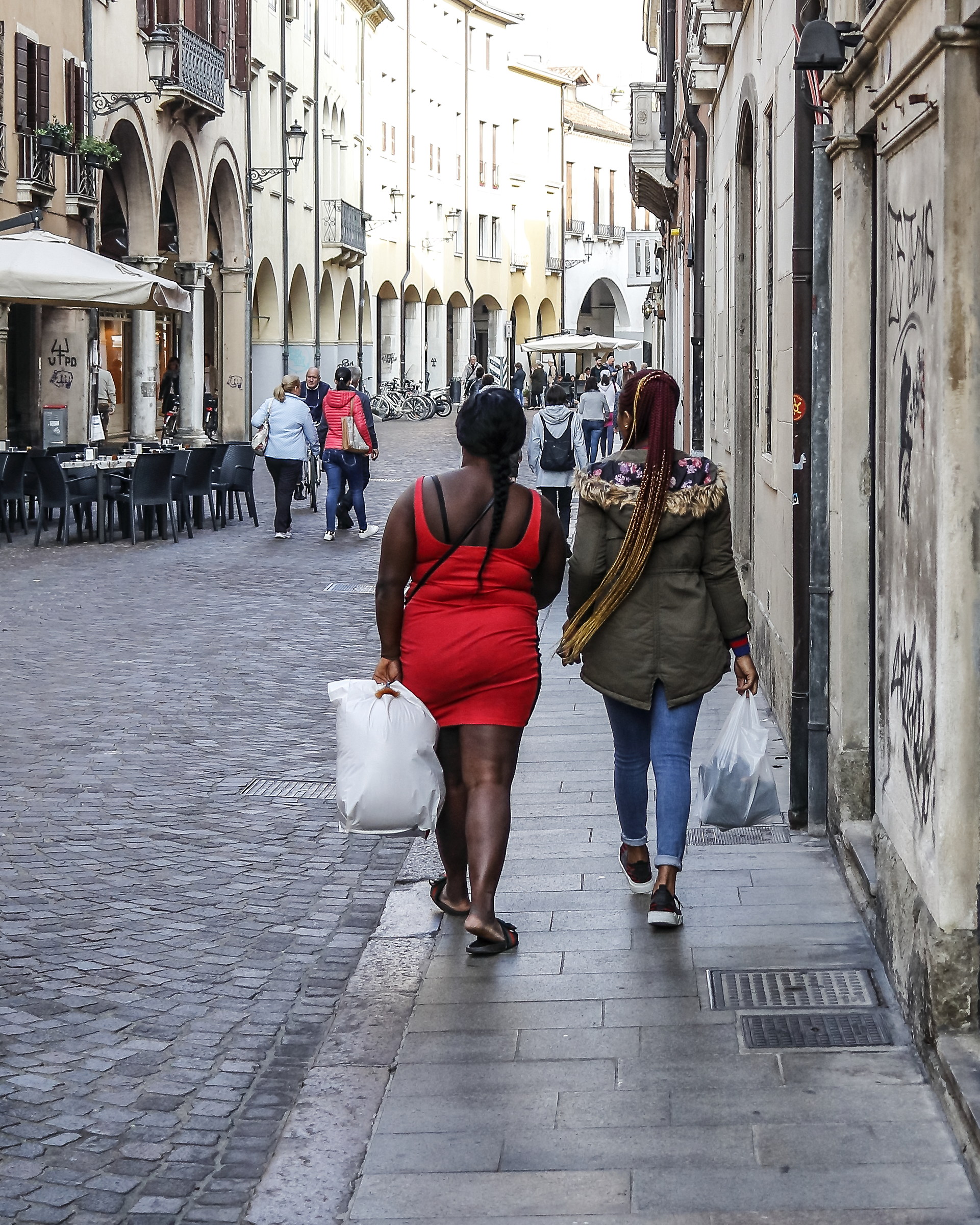 Con questo clima  non  si  sa  come  vestirsi.