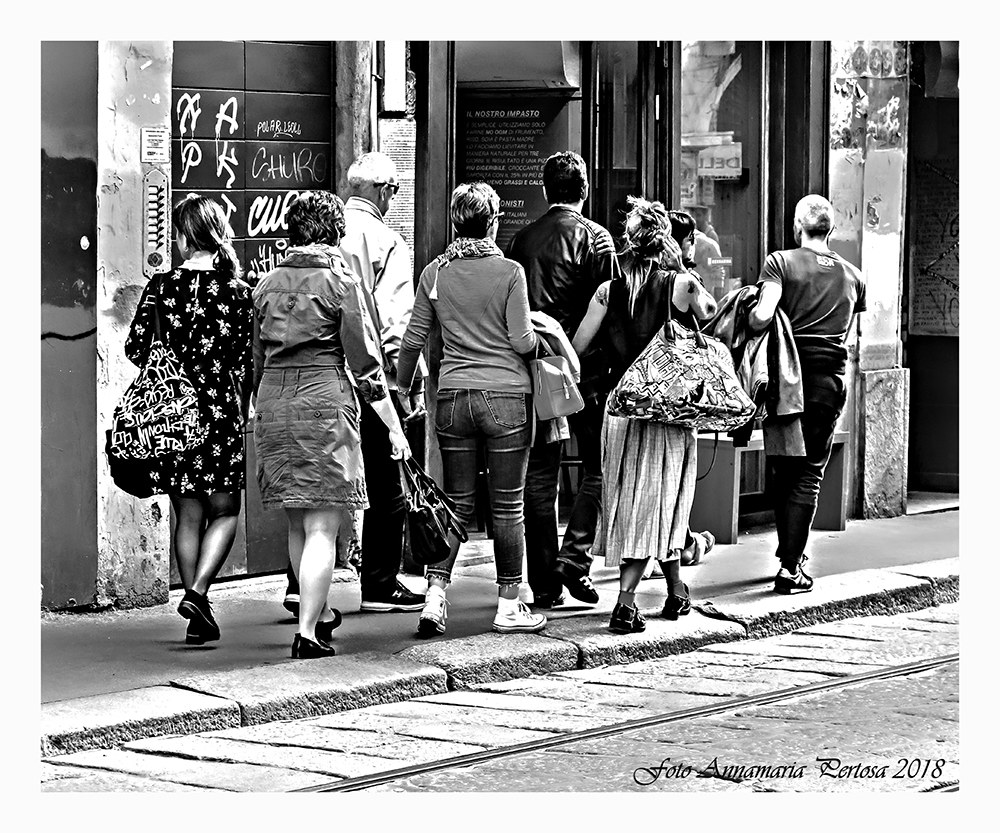 Passeggiando tutti in fila