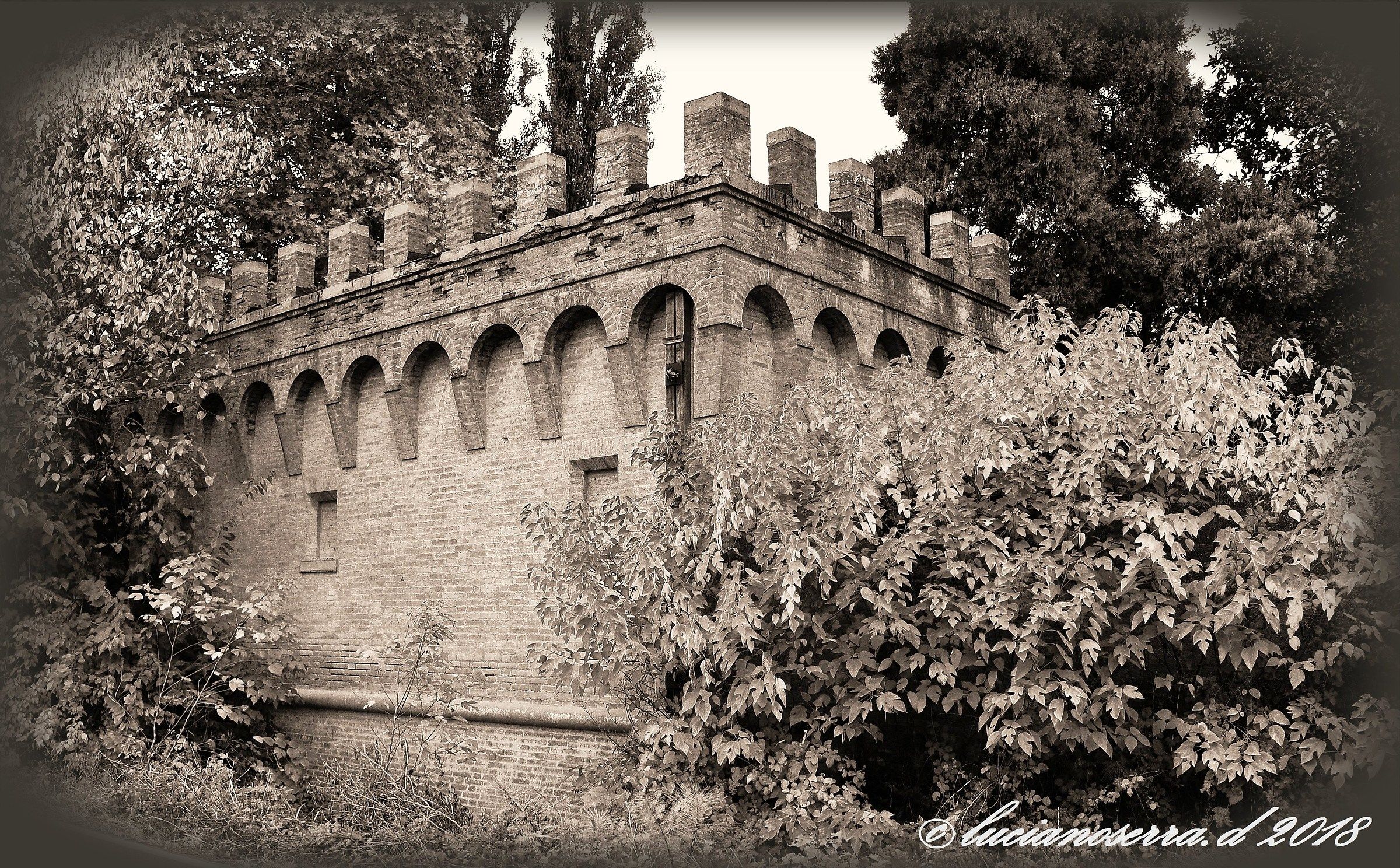 Uno scorcio di un castello risparmiato dal terremoto