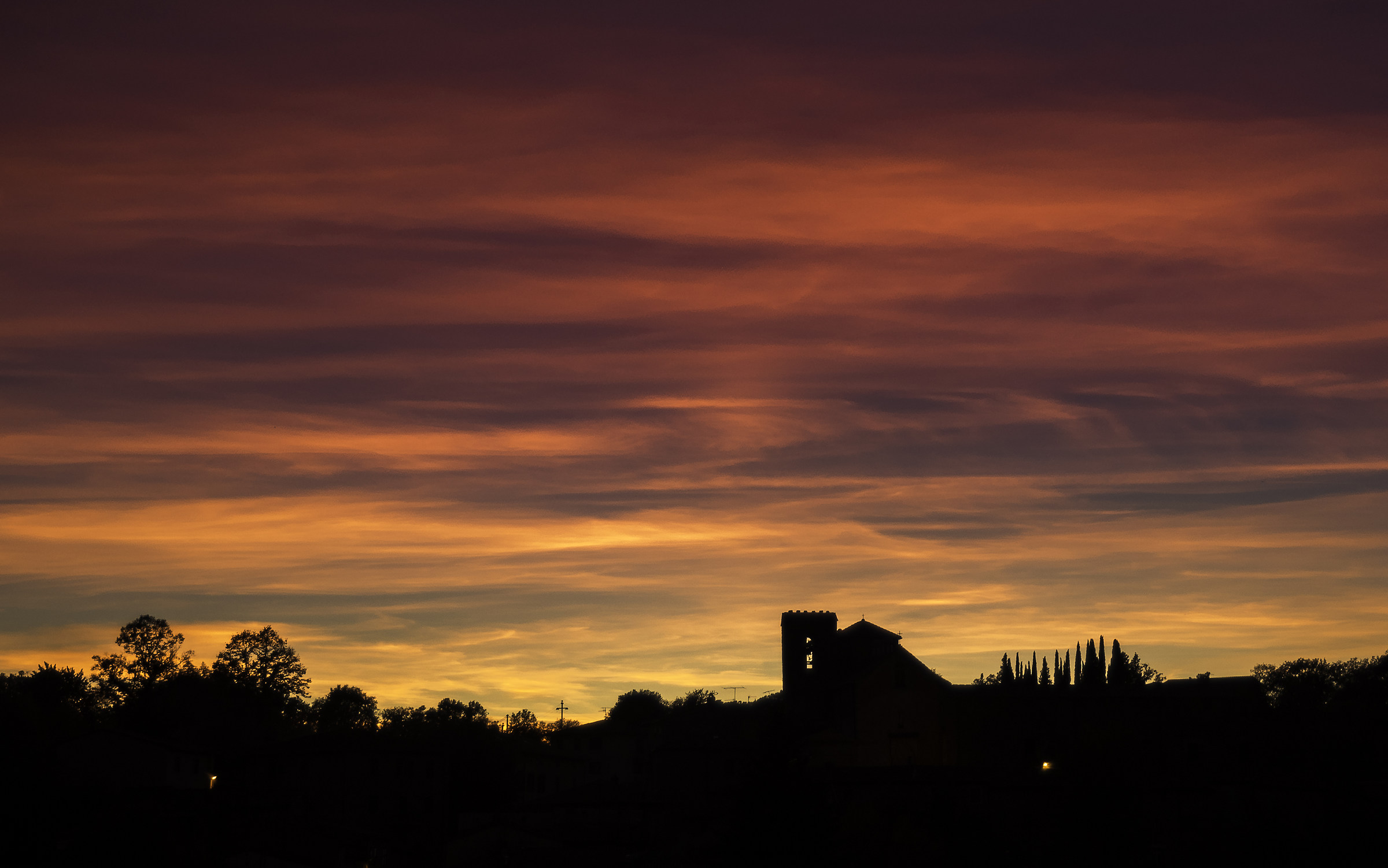 Brucia il cielo all'orizzonte