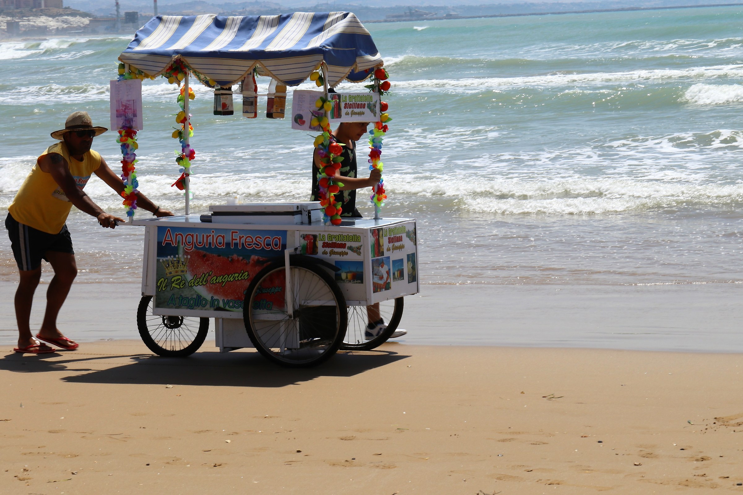 Venditore di angurie sulla spiaggia di Realmonte Marina