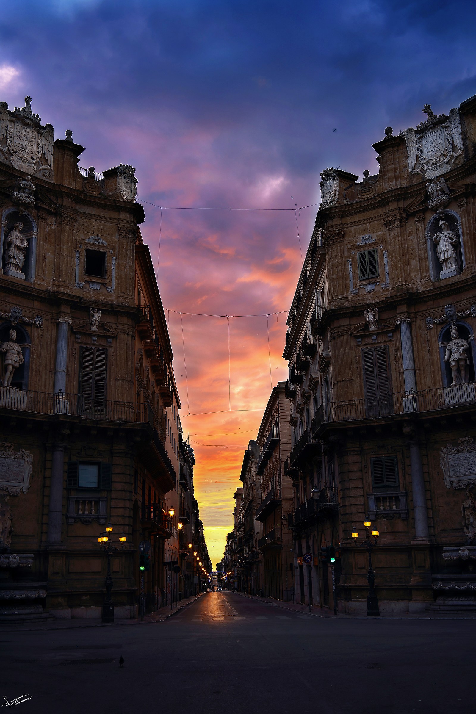 L'alba sul corso principale