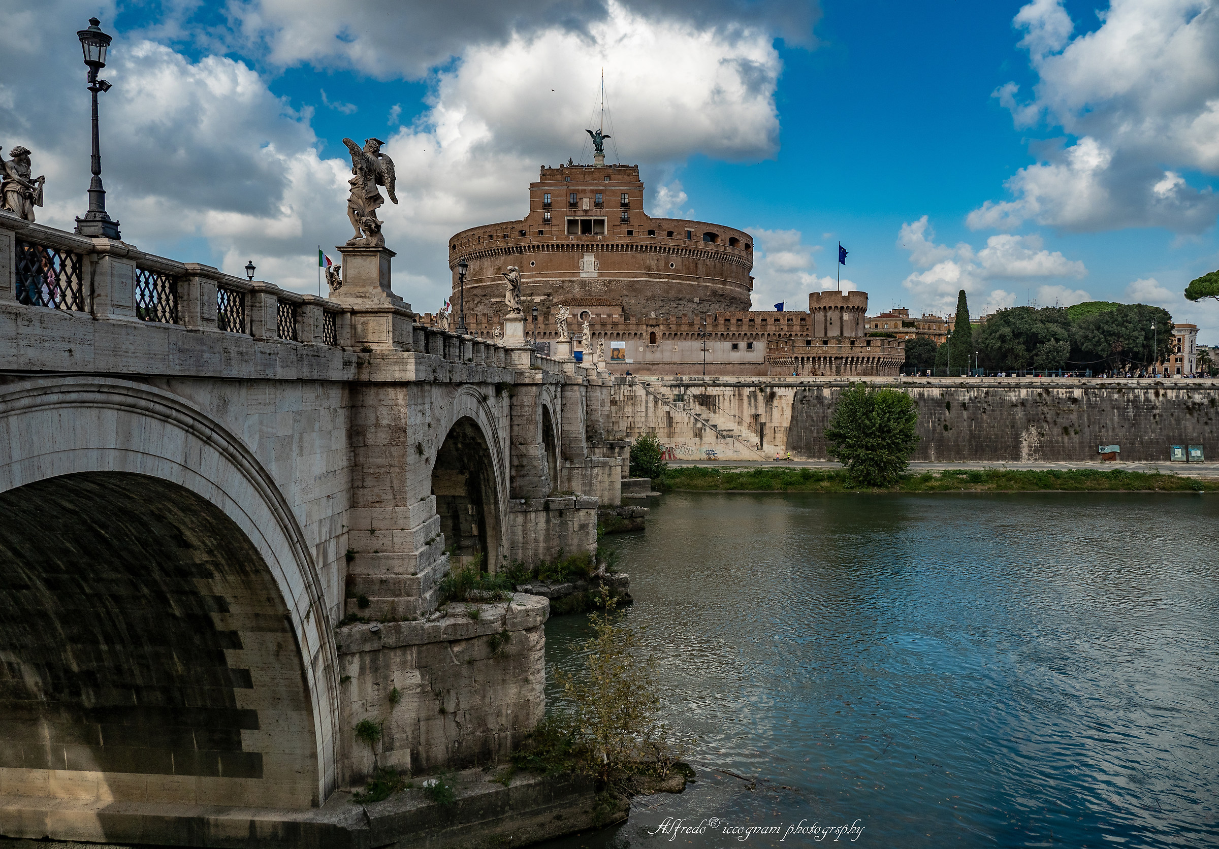 Castel Sant'Angelo bridge side