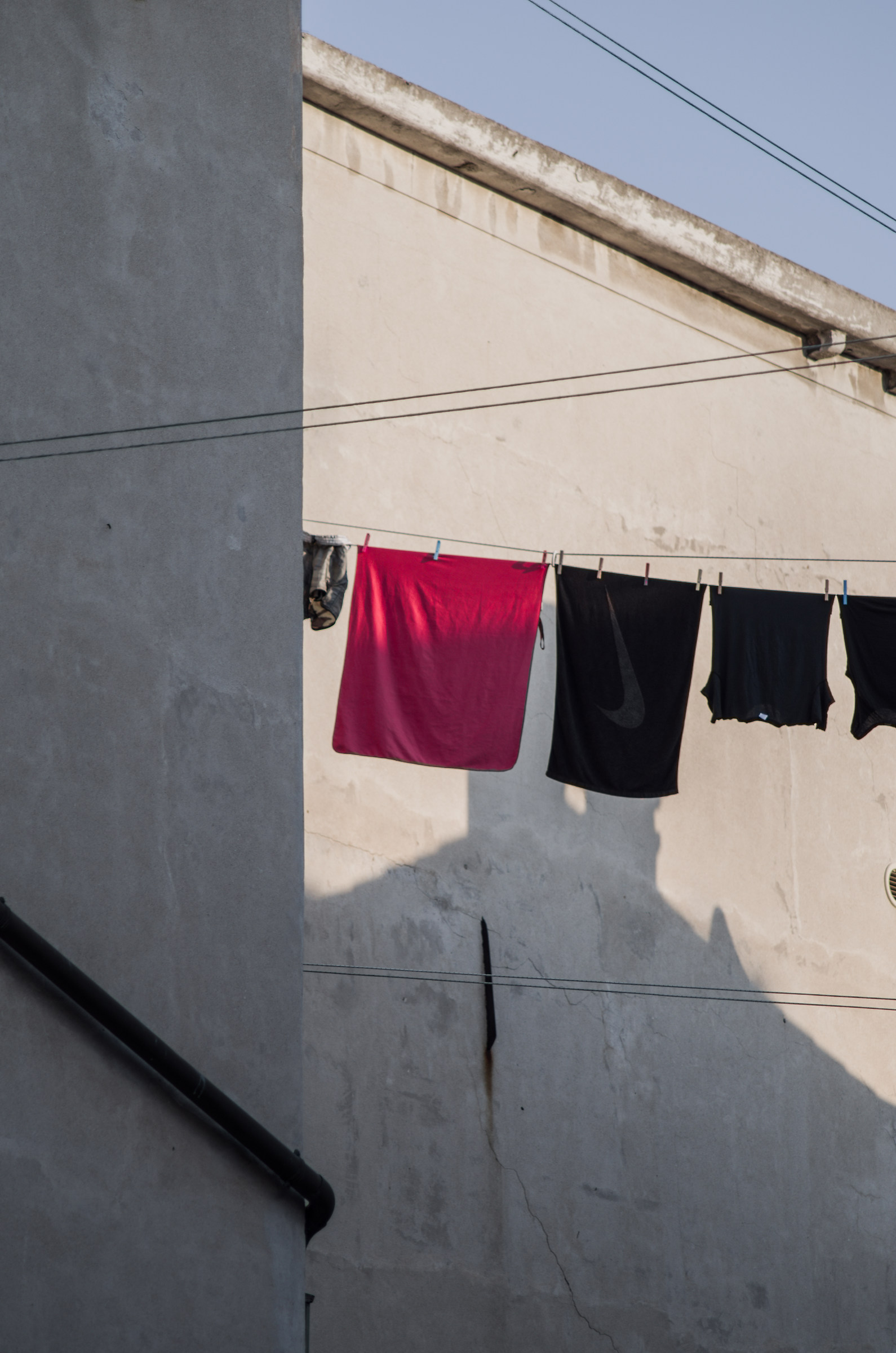 Quadrato rosso e rette nere