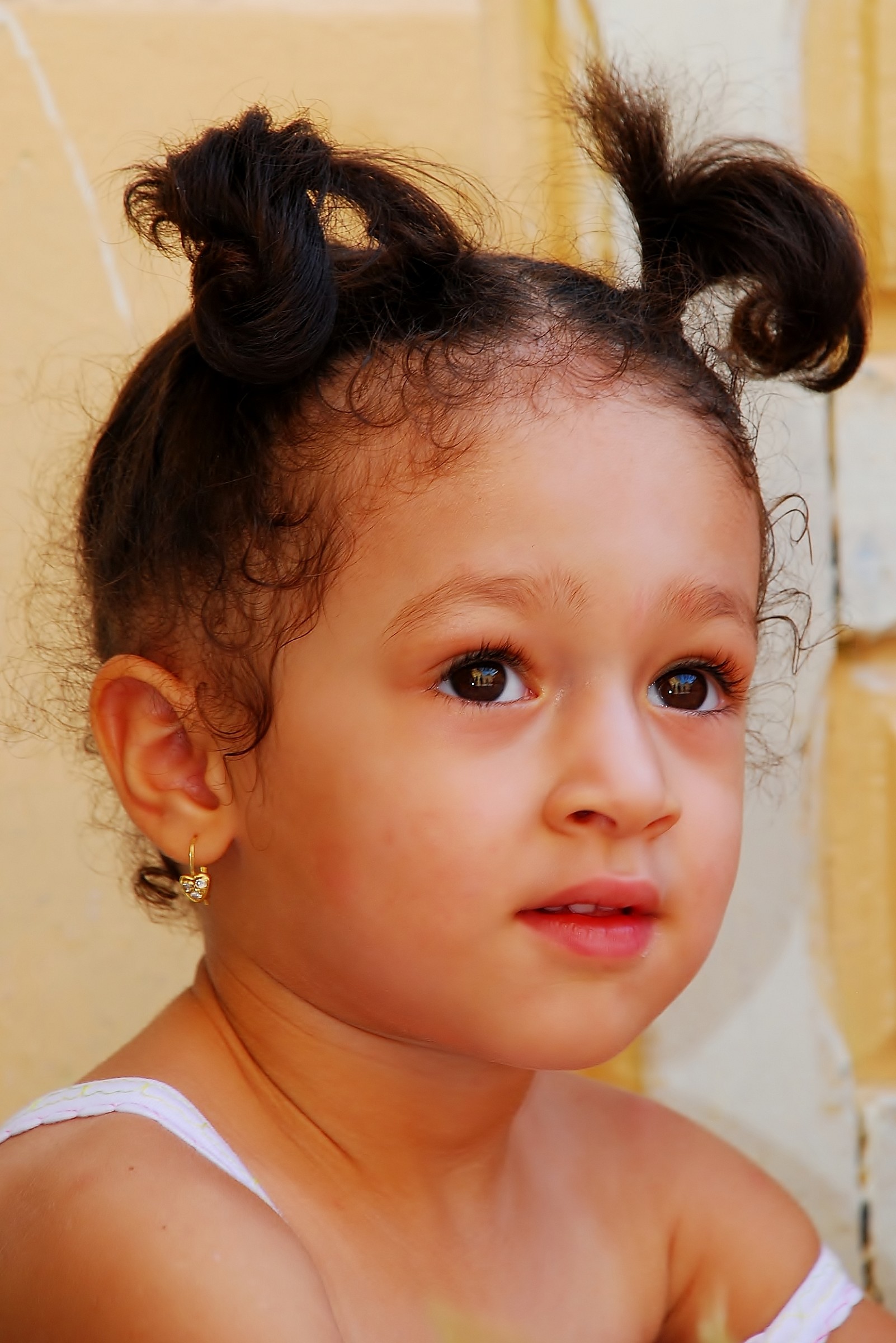 bambina con i codini all'insù