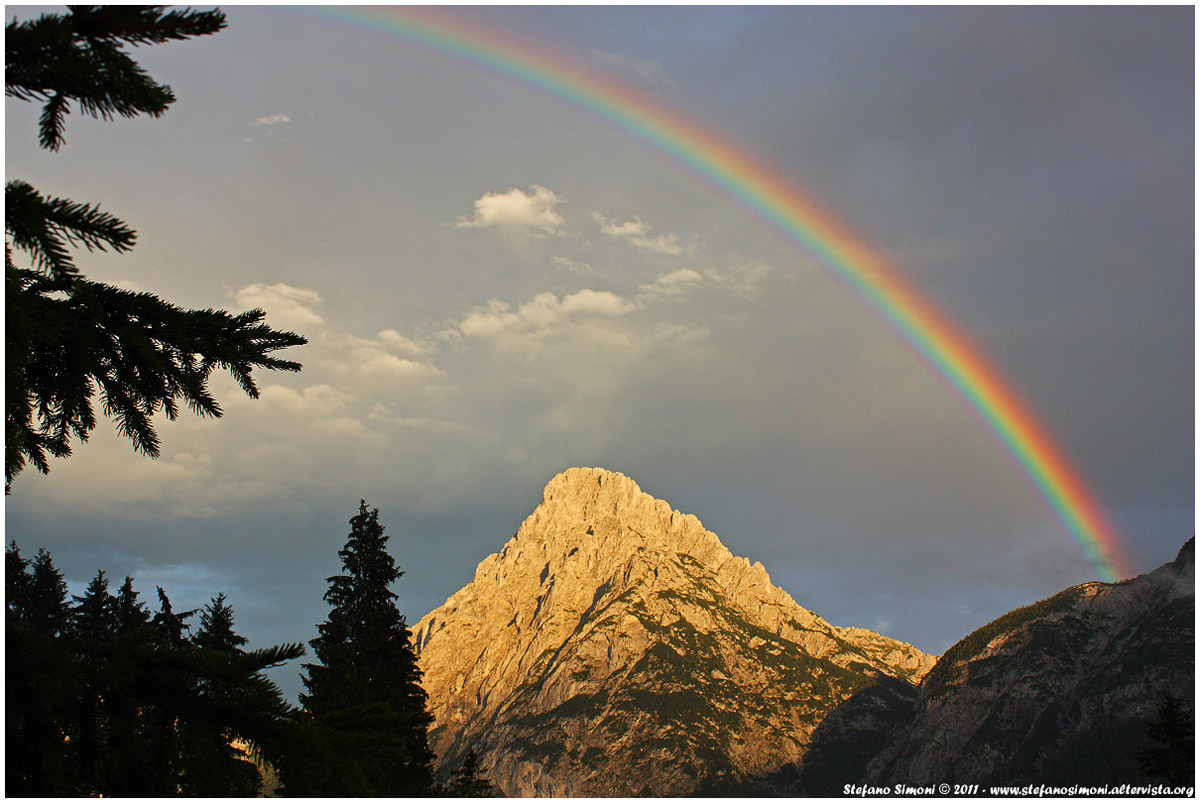 Arcobaleno al tramonto sulle Dolomiti