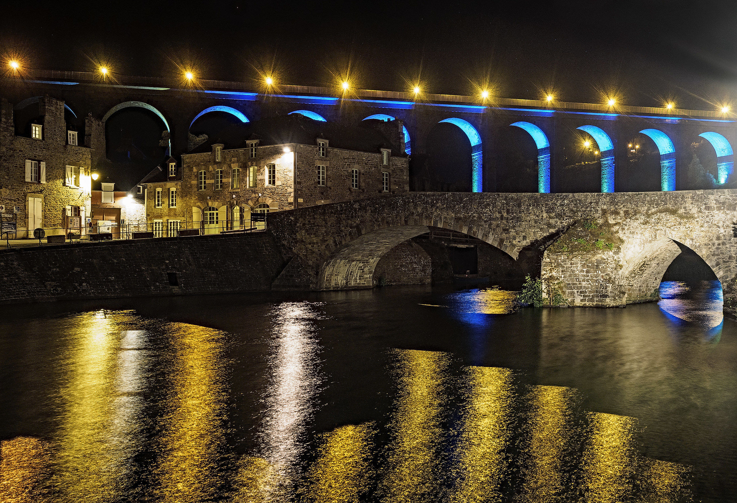 Dinan-night view of the illuminated bridges