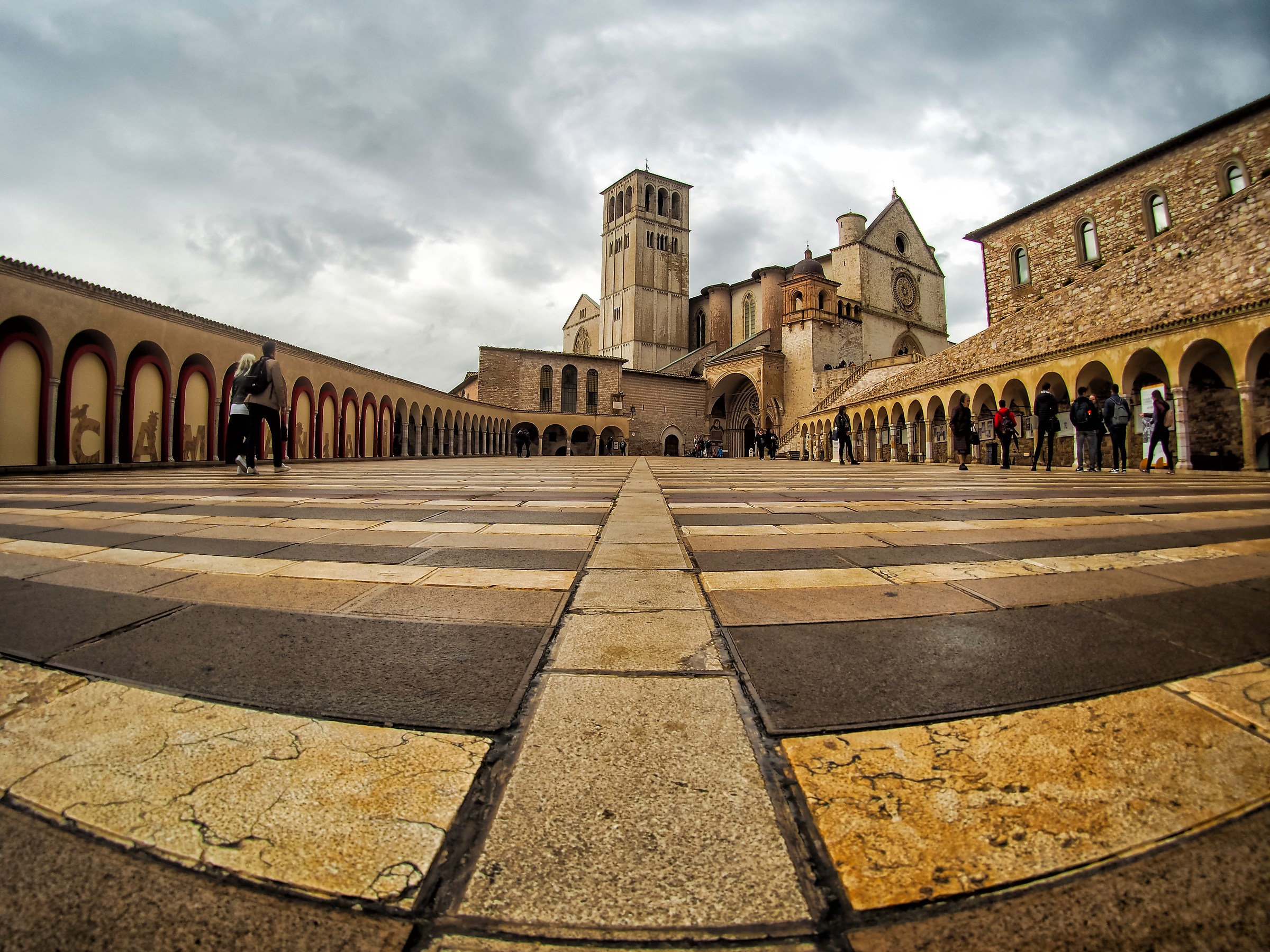Piazzale di San Francesco Assisi vista con il Fish eye