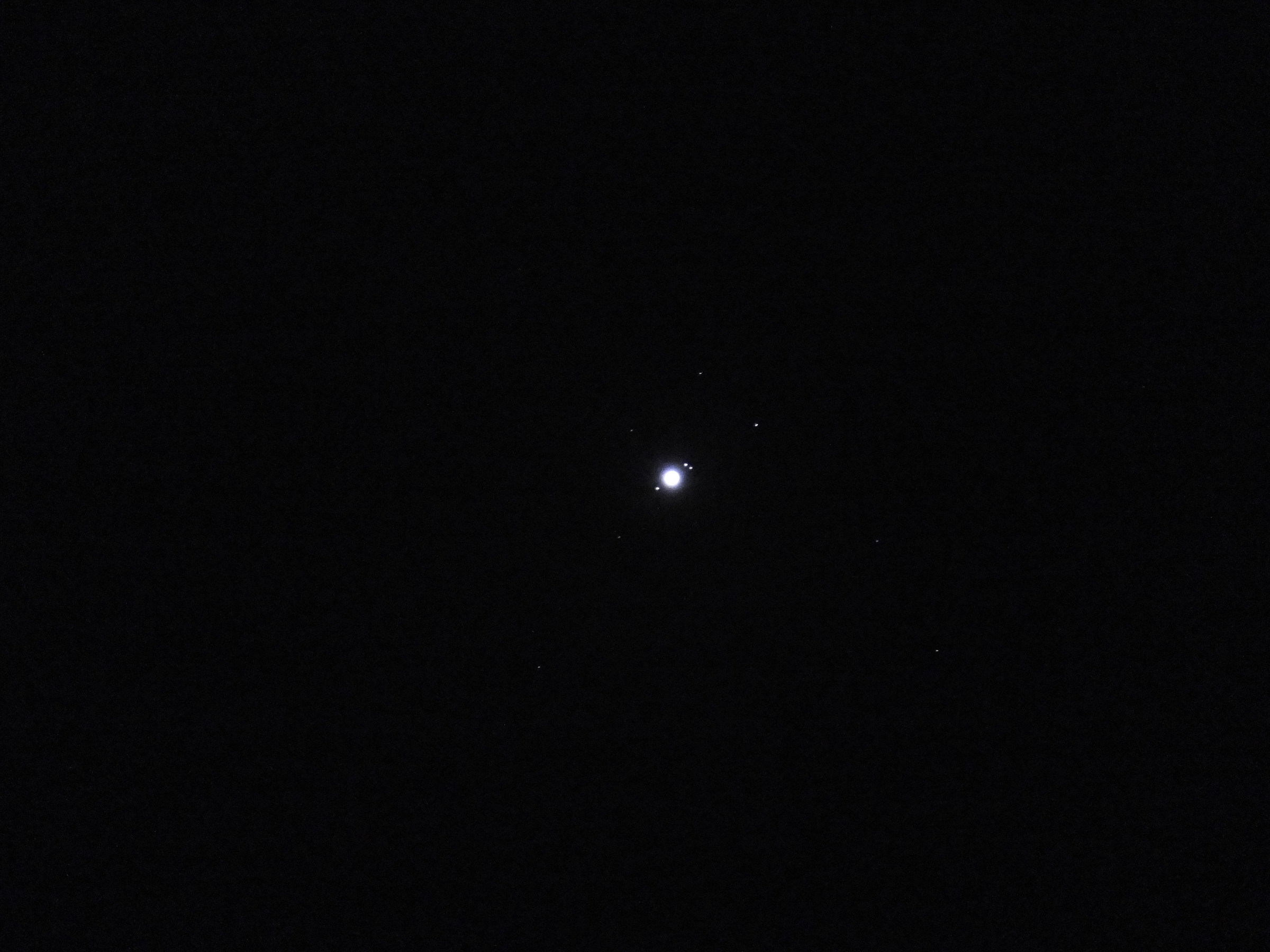 Giove con i suoi satelliti disposti a punta di lancia