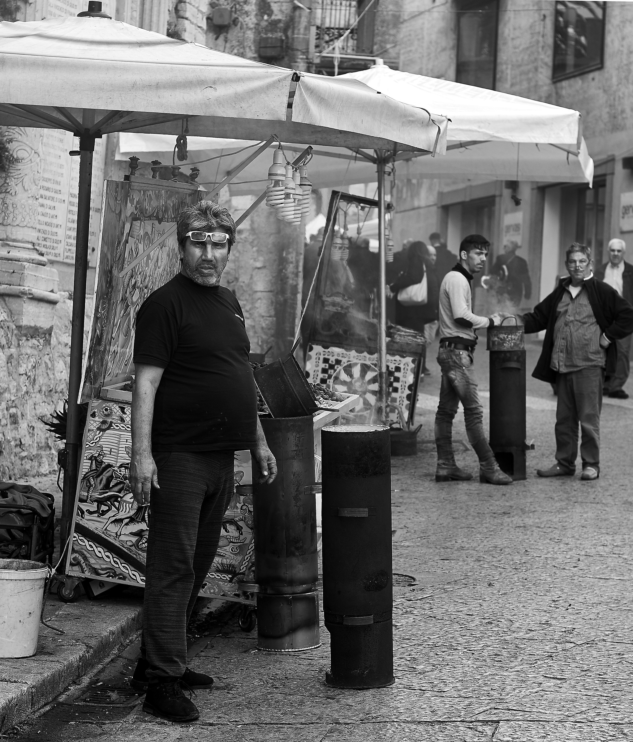 con orgoglio mi ha mostrato la sua bancarella!