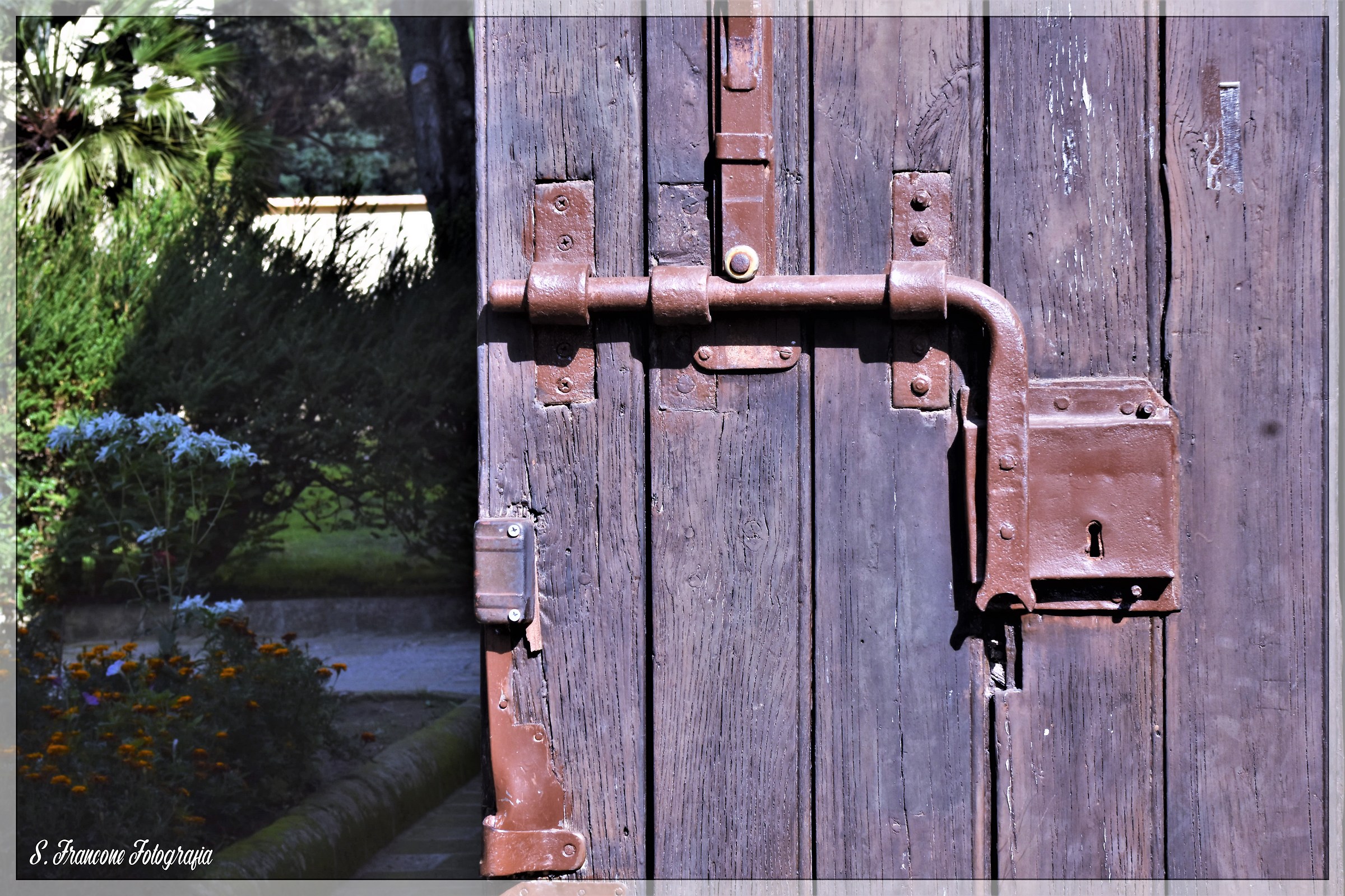 un portone aperto sul monastero