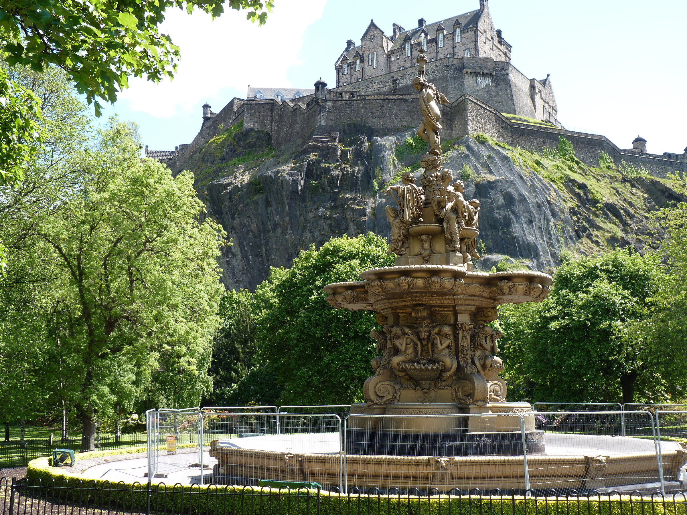 Edinburgh Castle and the Ross fountain