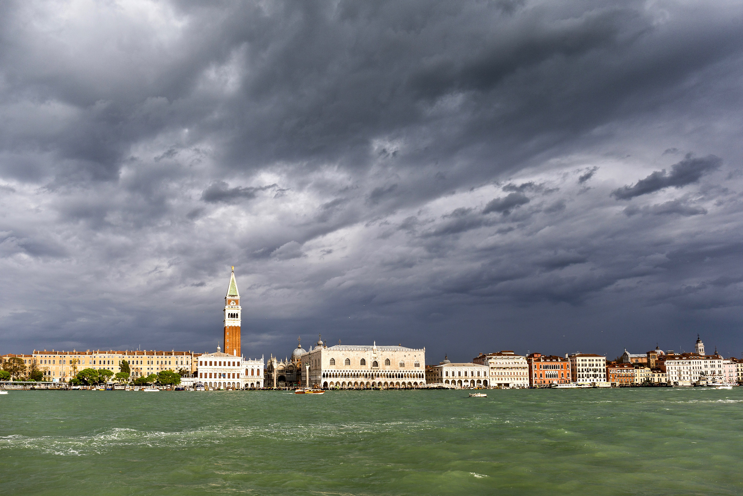 San Marco in attesa dell' acqua alta