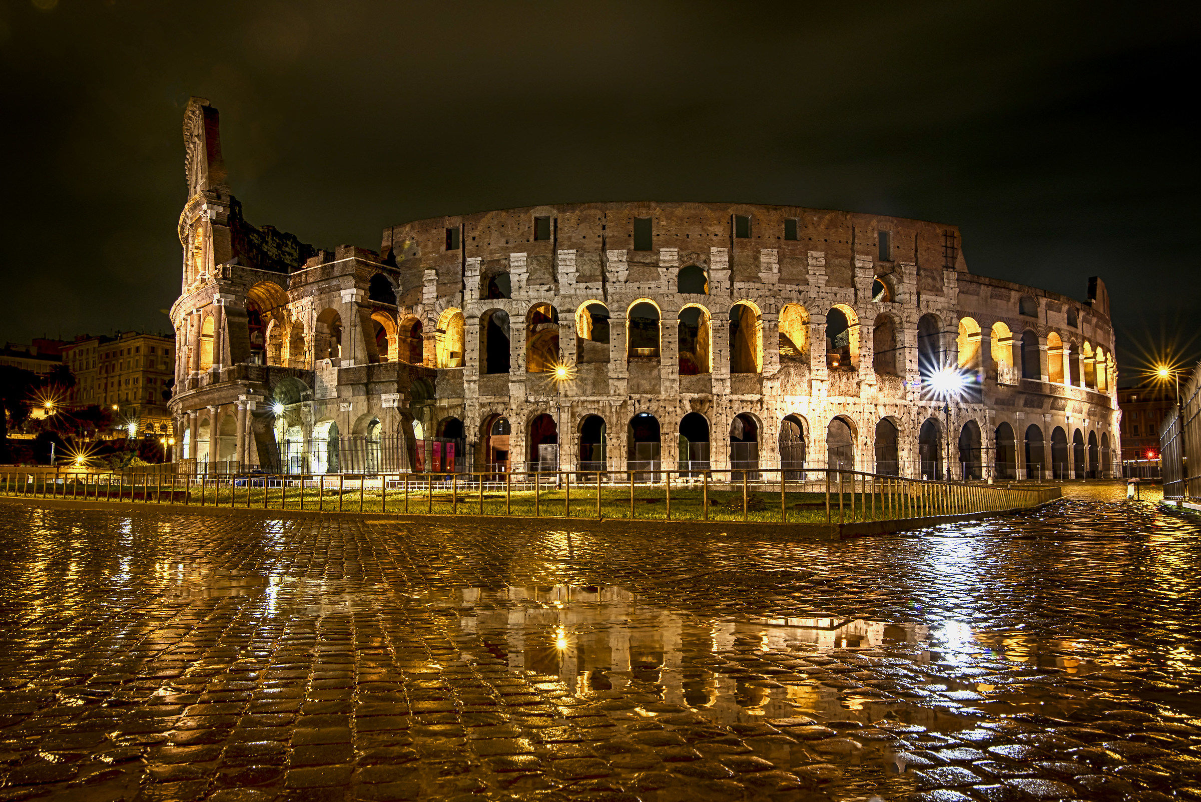 Colosseo sotto la pioggia