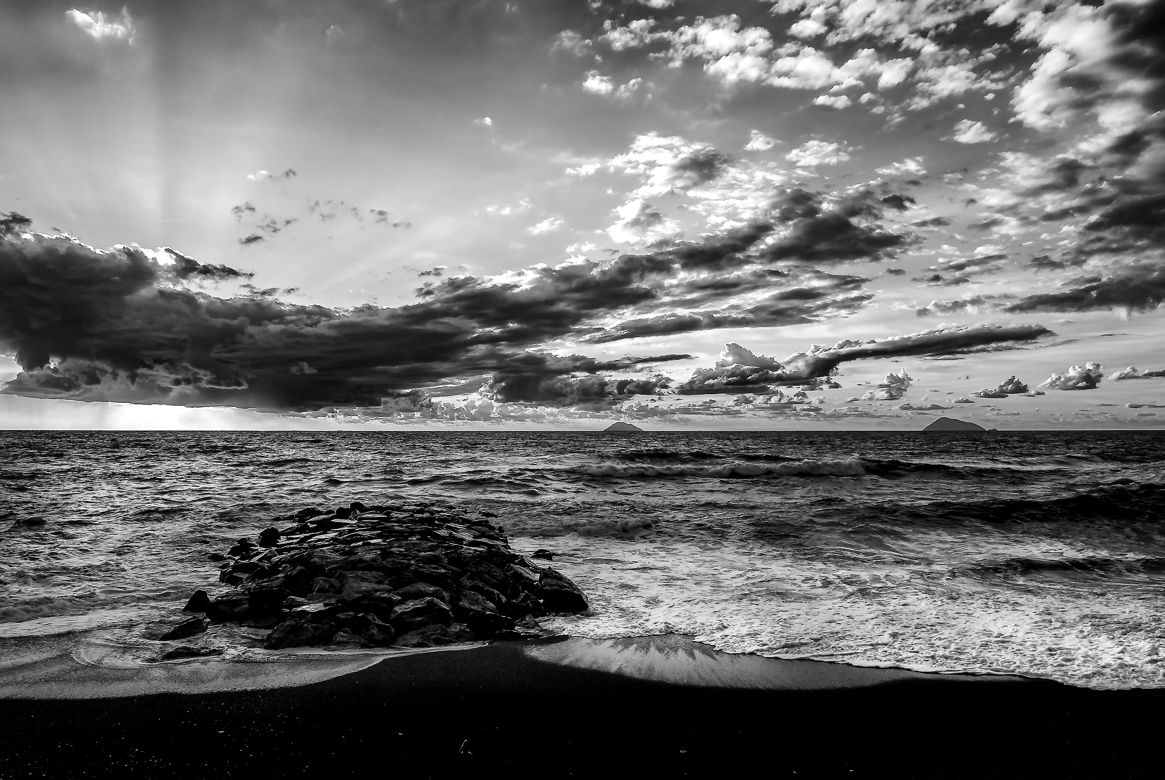 Tramonto Siciliano sullo sfondo le Eolie