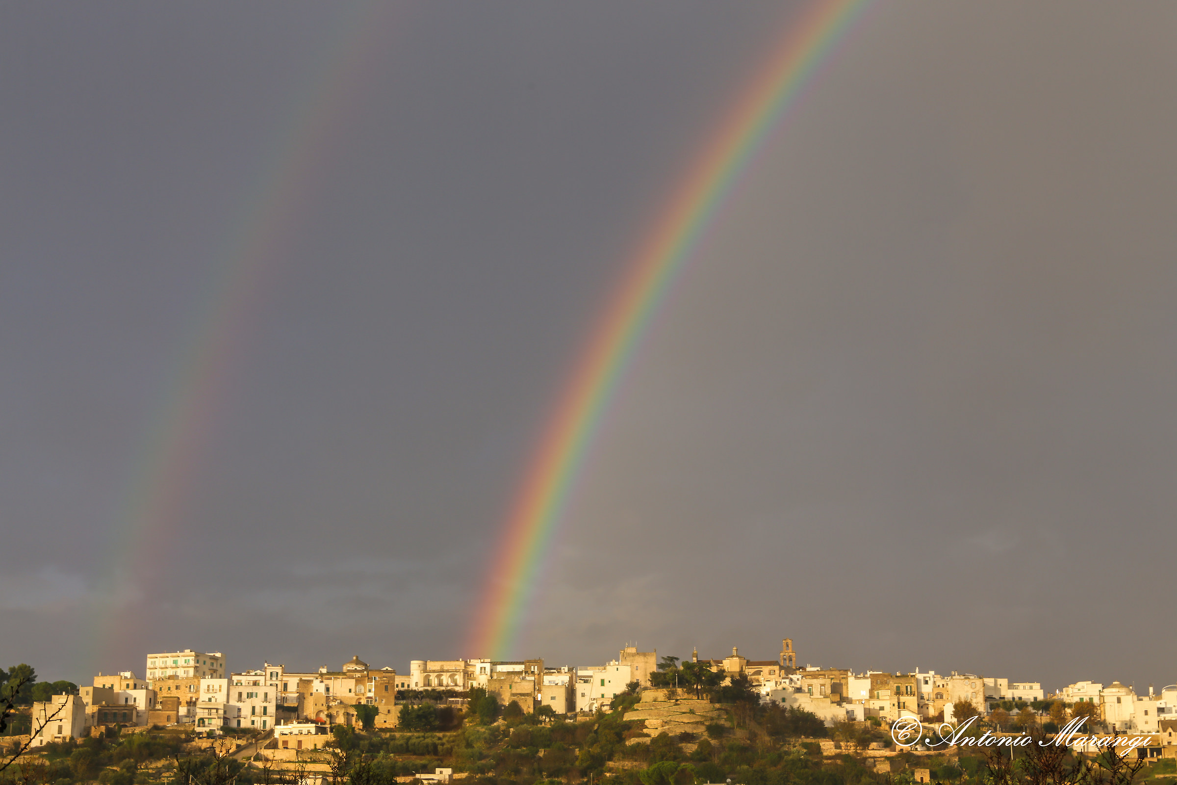 doppio arcobaleno sù Cisternino in Valleditria