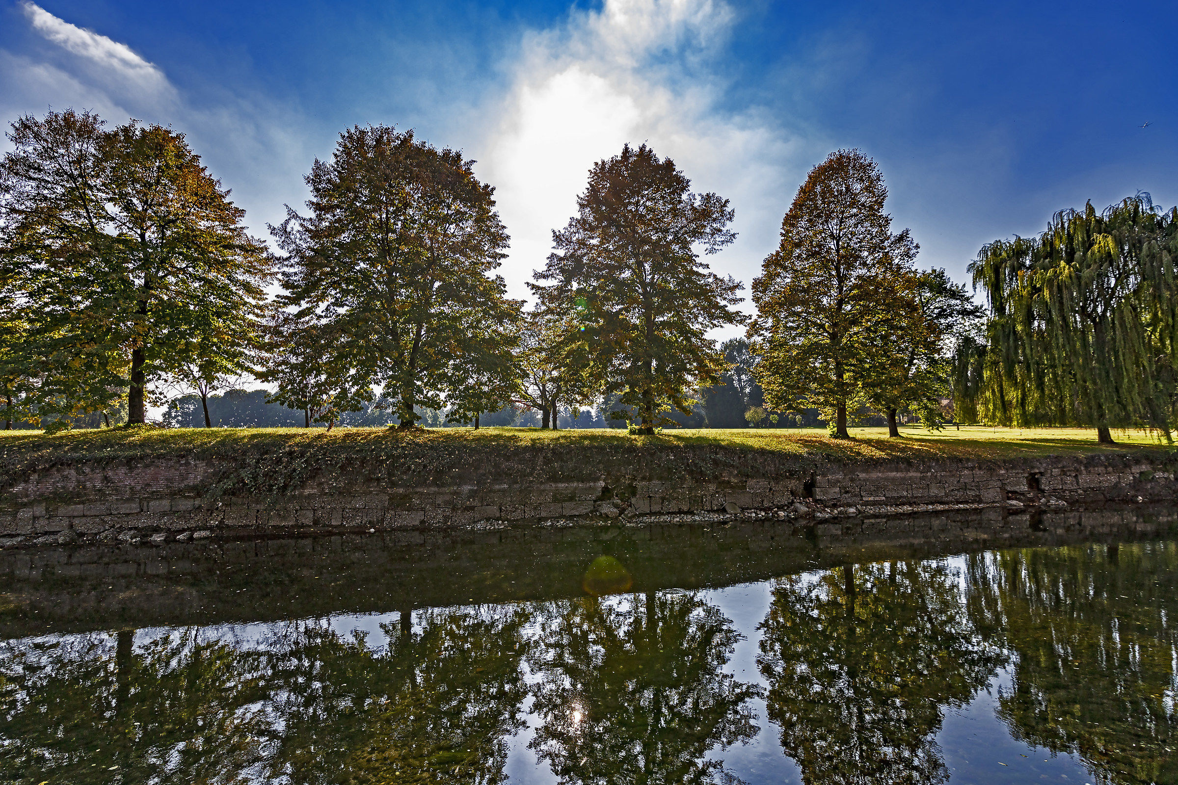 Riflessi sul Naviglio Grande