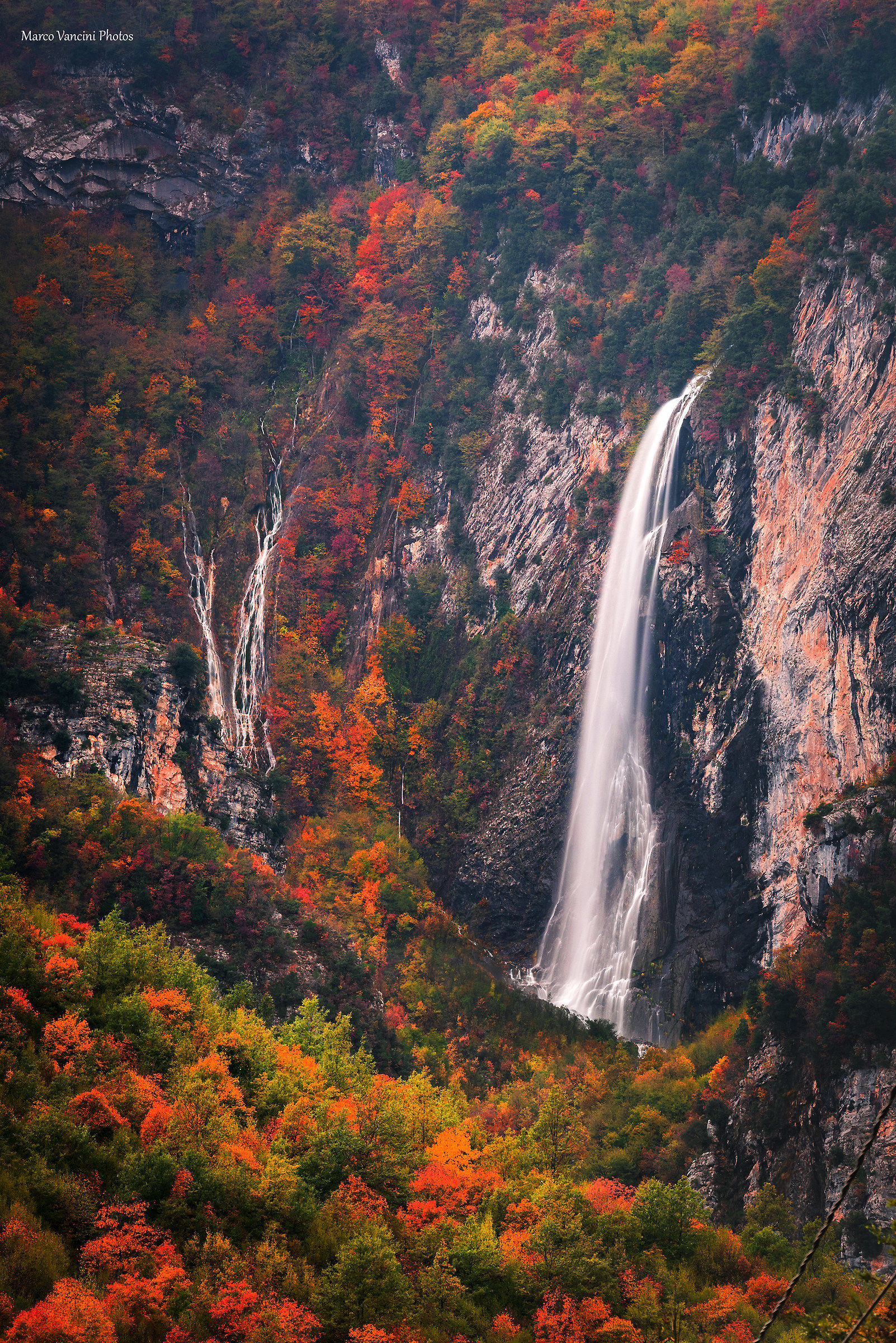 La cascata tra le montagne