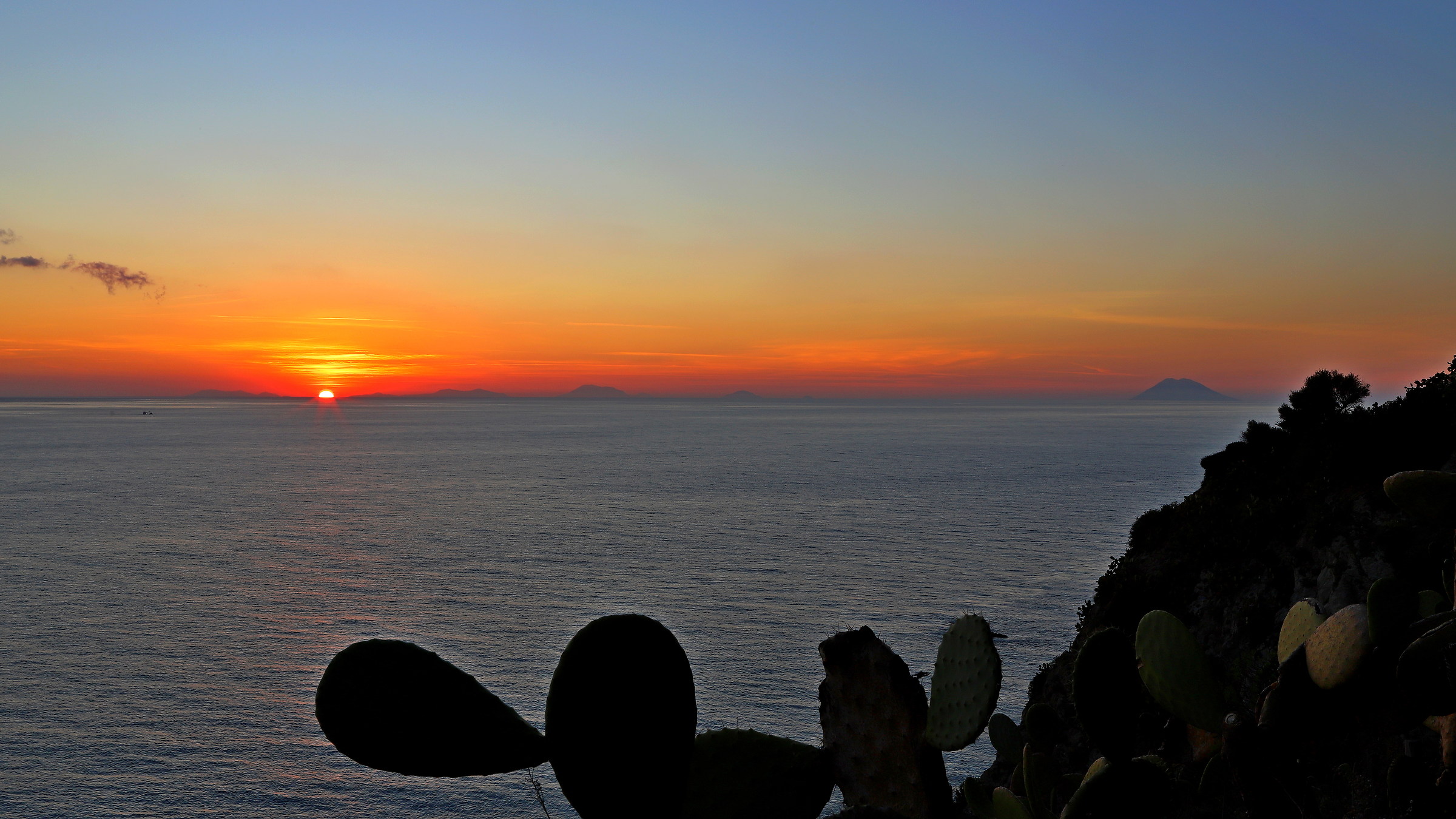 Il sole cala dietro le Eolie