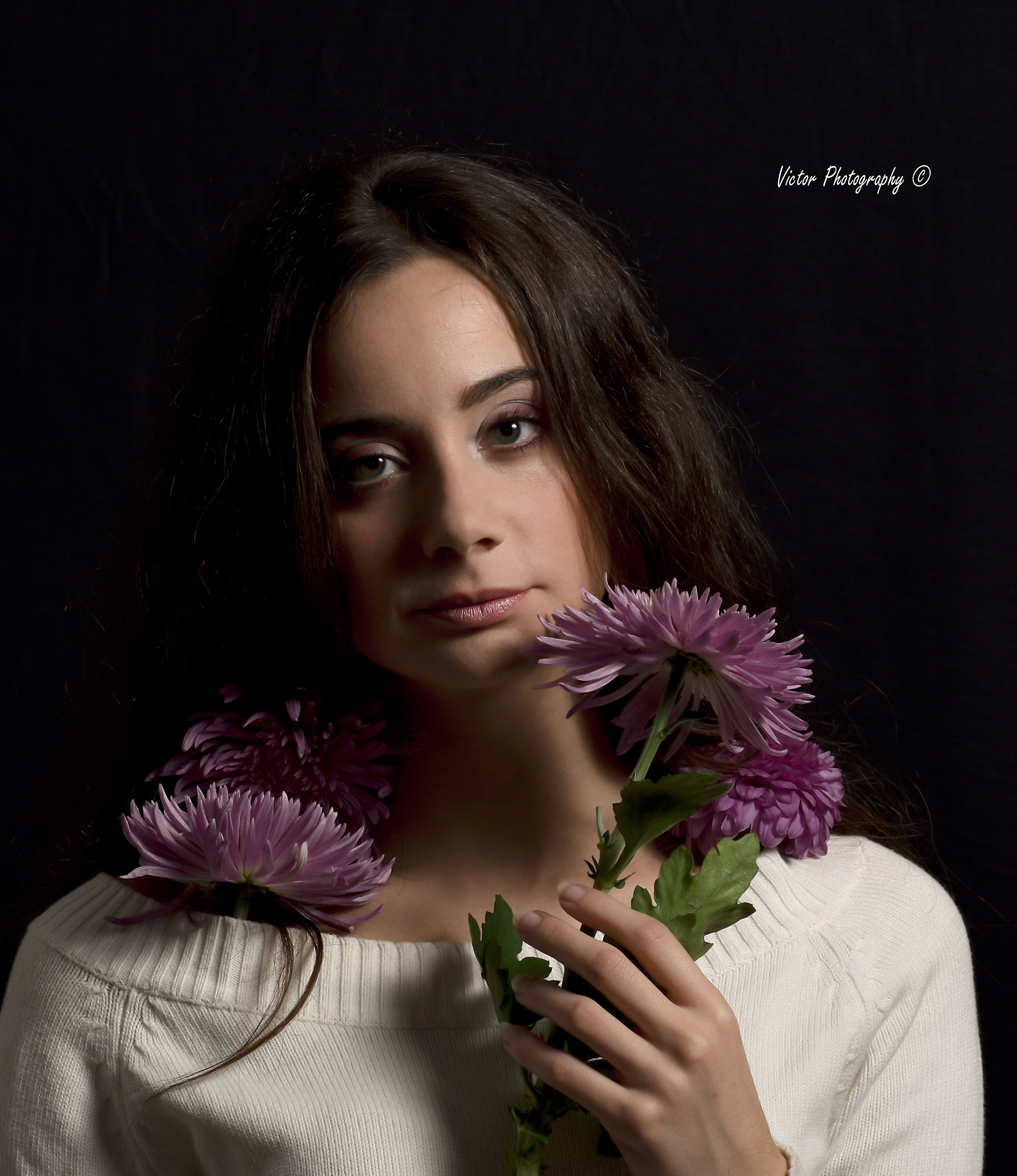 Girl vs crisantemi viola