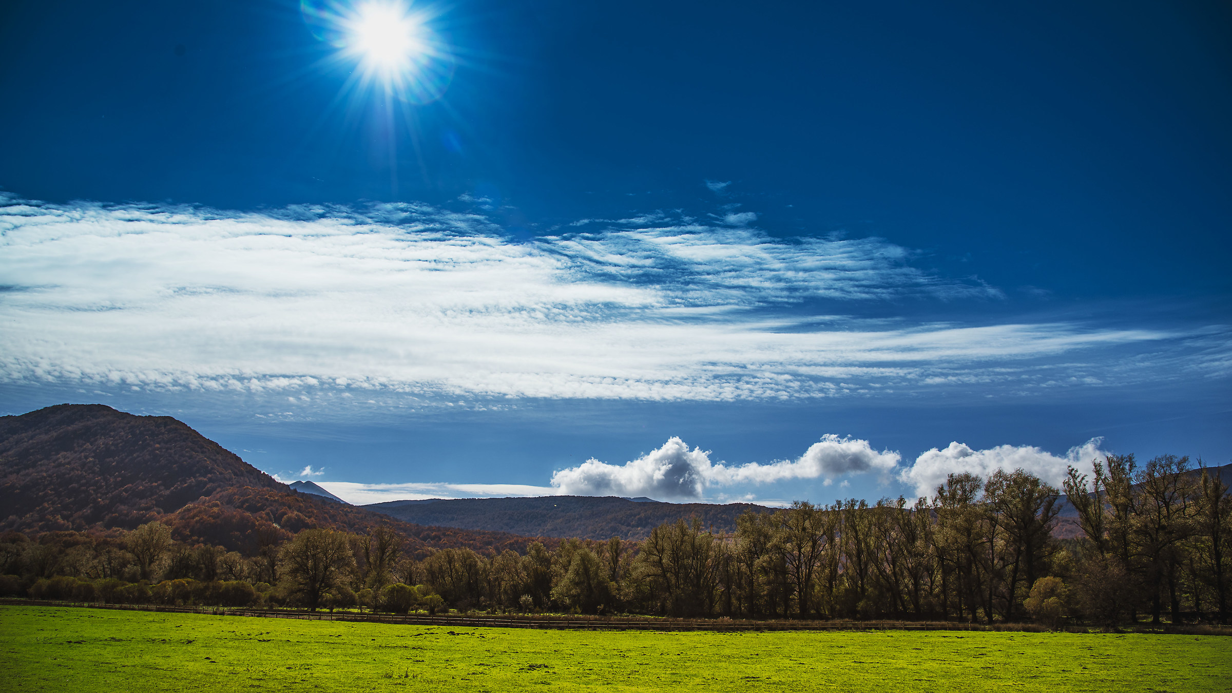Sole e cielo sopra l'autunno