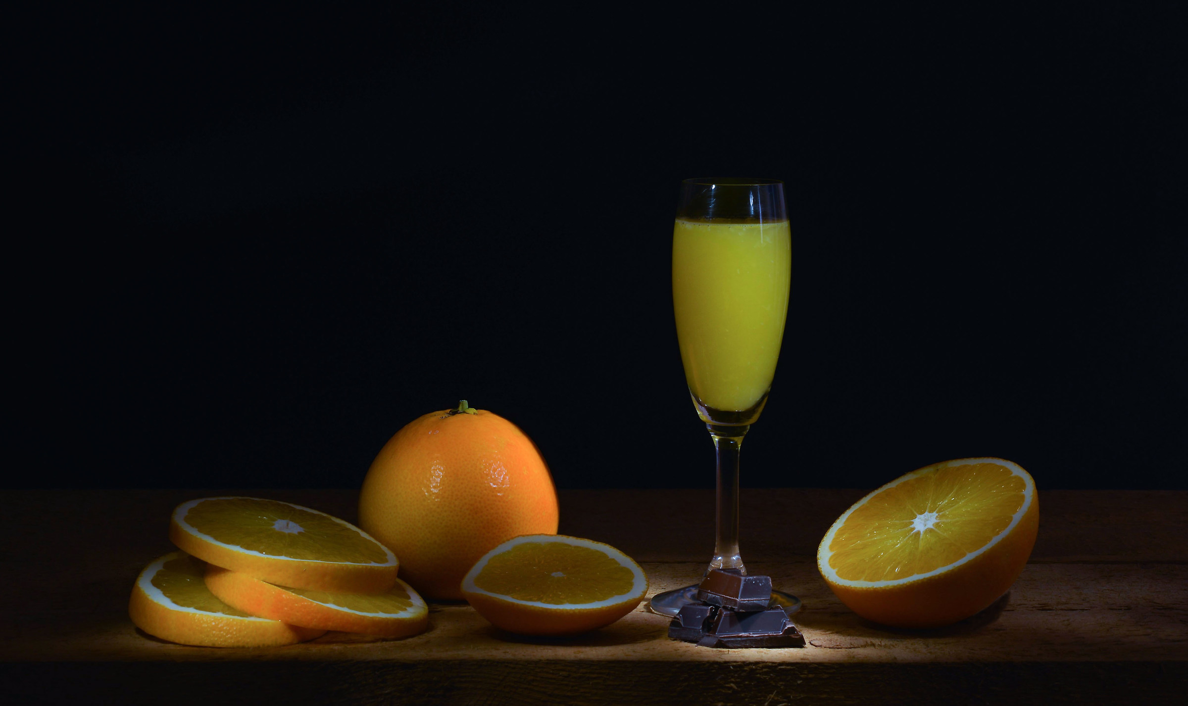 Arance e bicchiere di succo di frutta