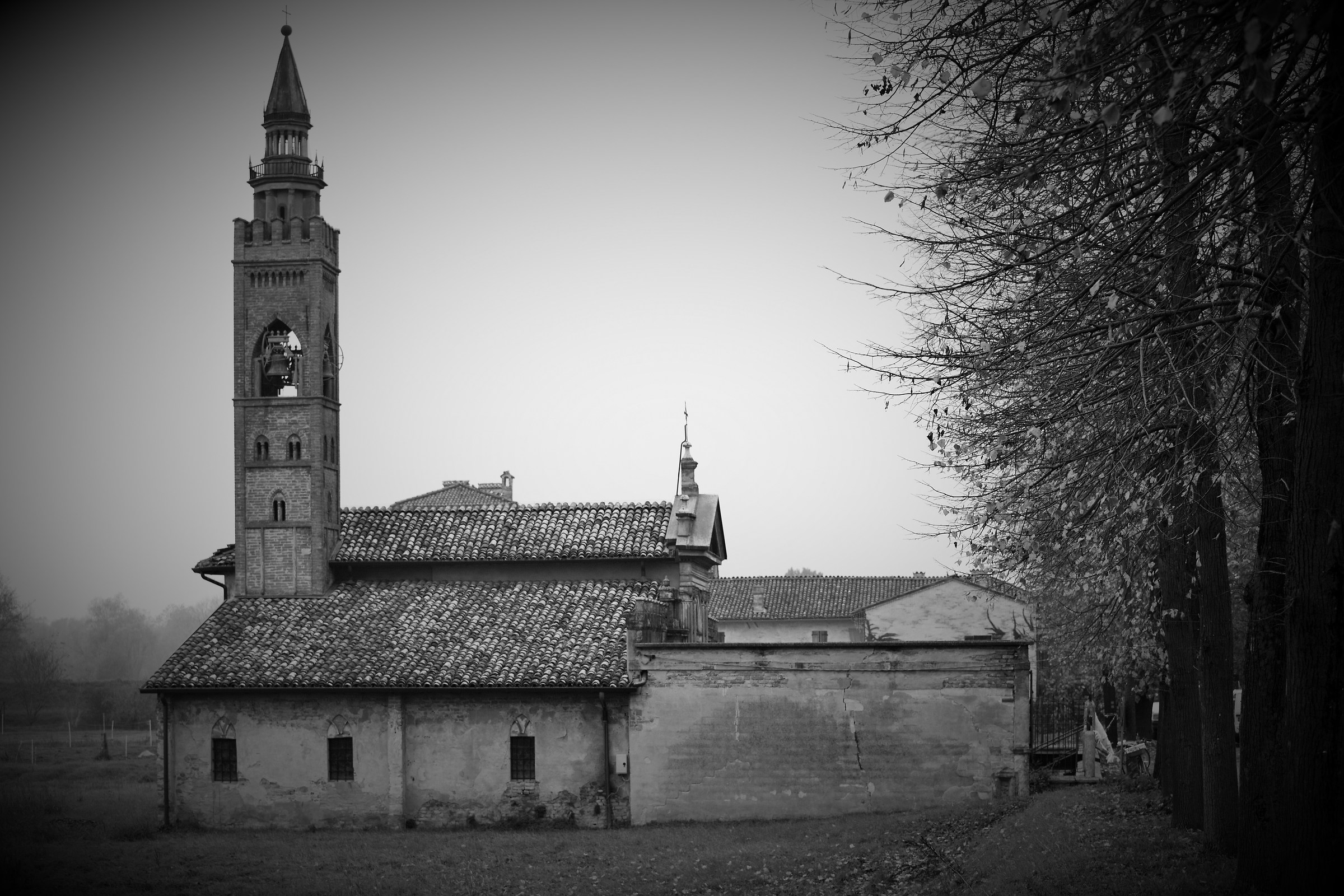 Il grande fiume Po in piena e il vecchio pescatore