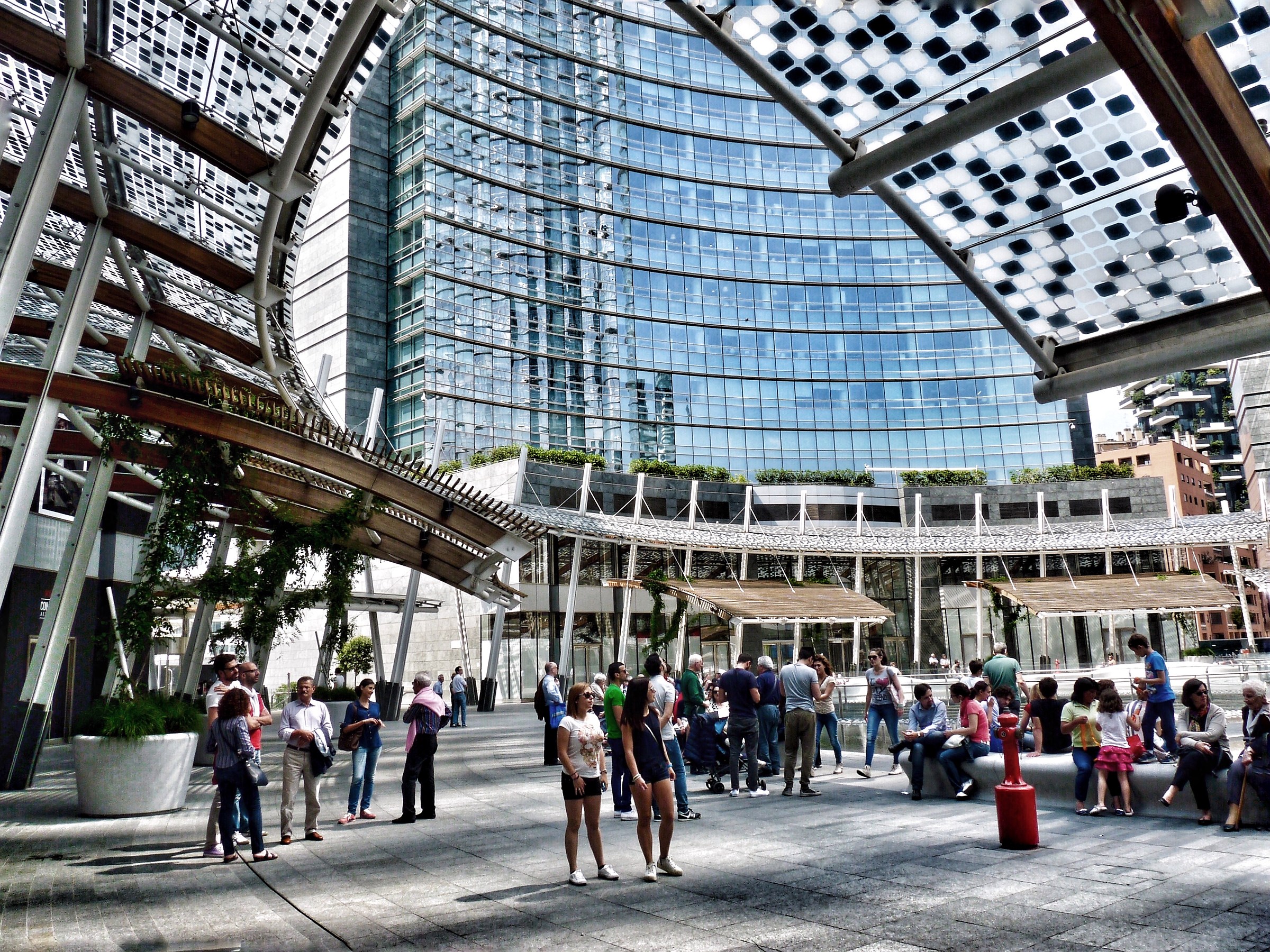 Milano. Piazza Gae Aulenti. Uno scorcio.