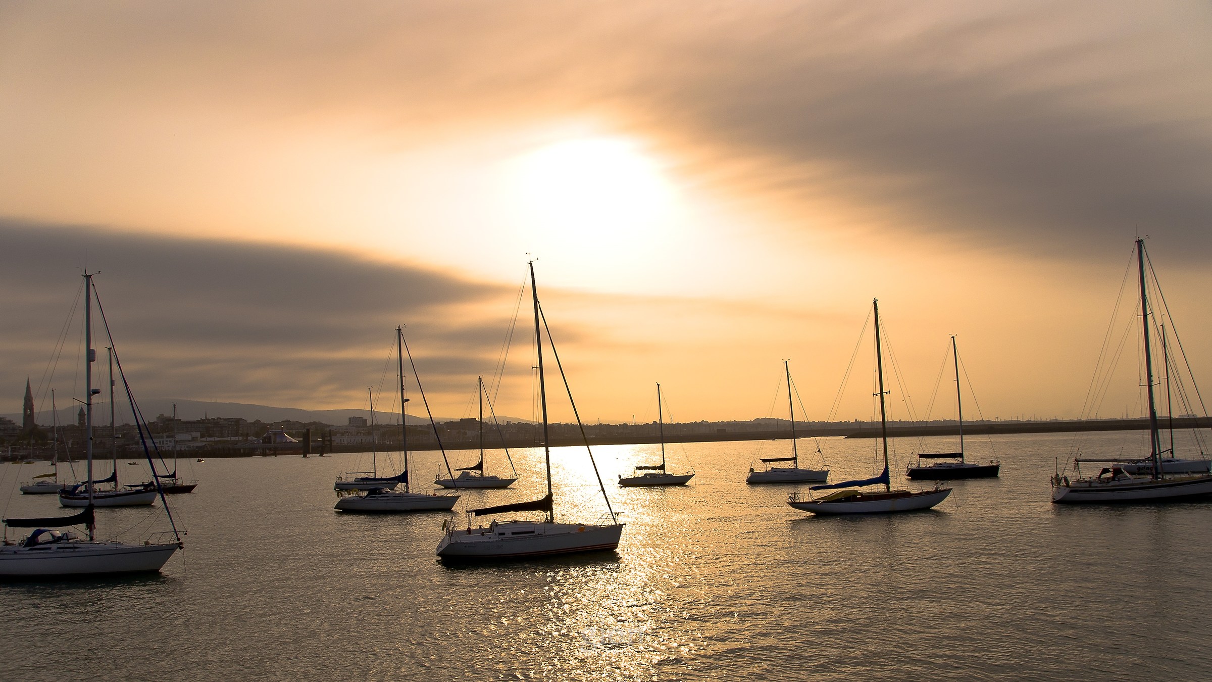 Tramonto vago sopra il porticciolo dell'yacht eccessivo