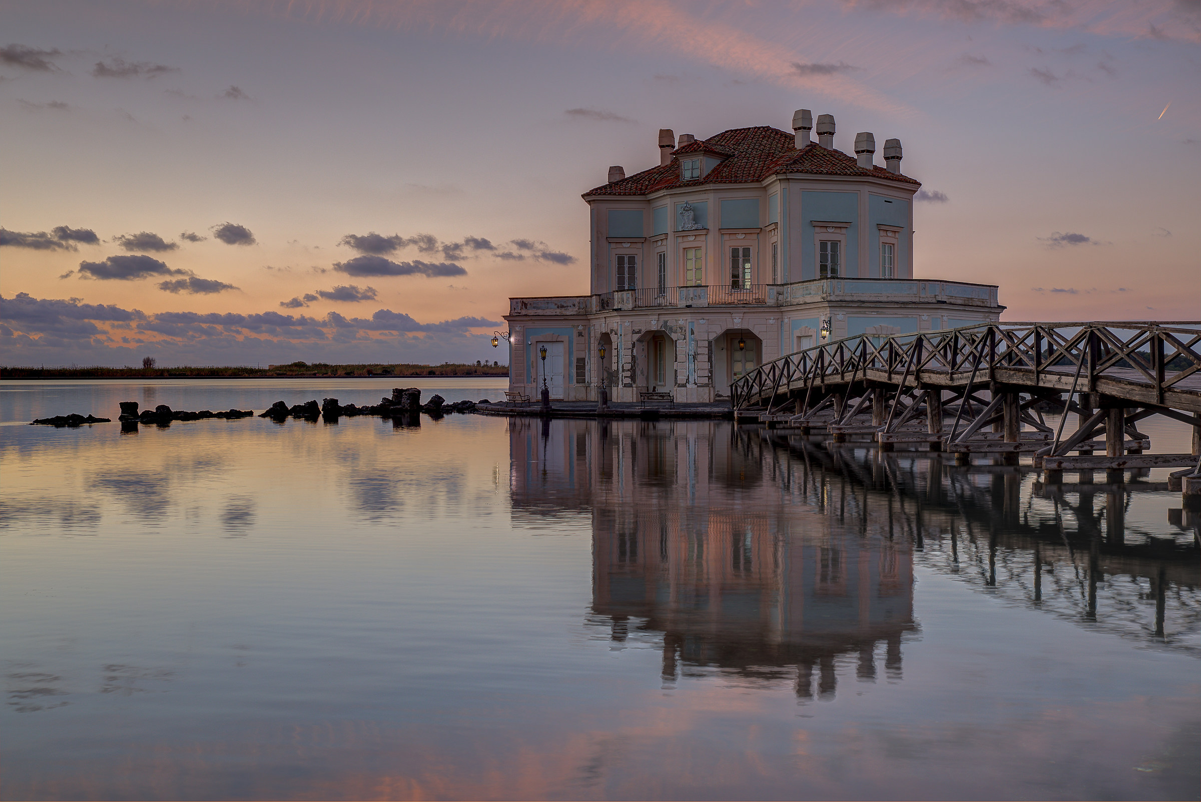 Tramonto alla Casina Vanvitelliana di Bacoli