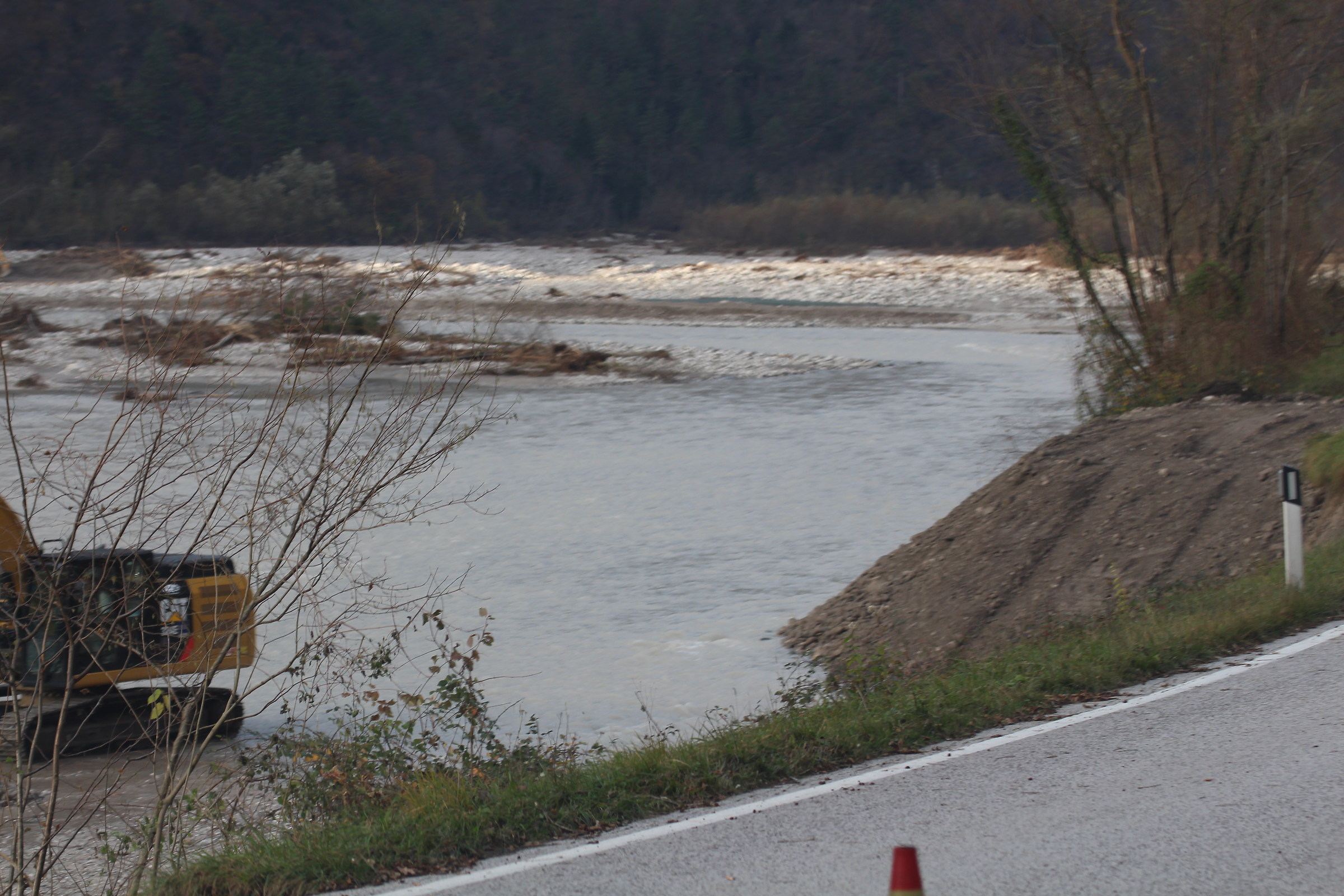 Strada SR 203 rovinata a Candaten