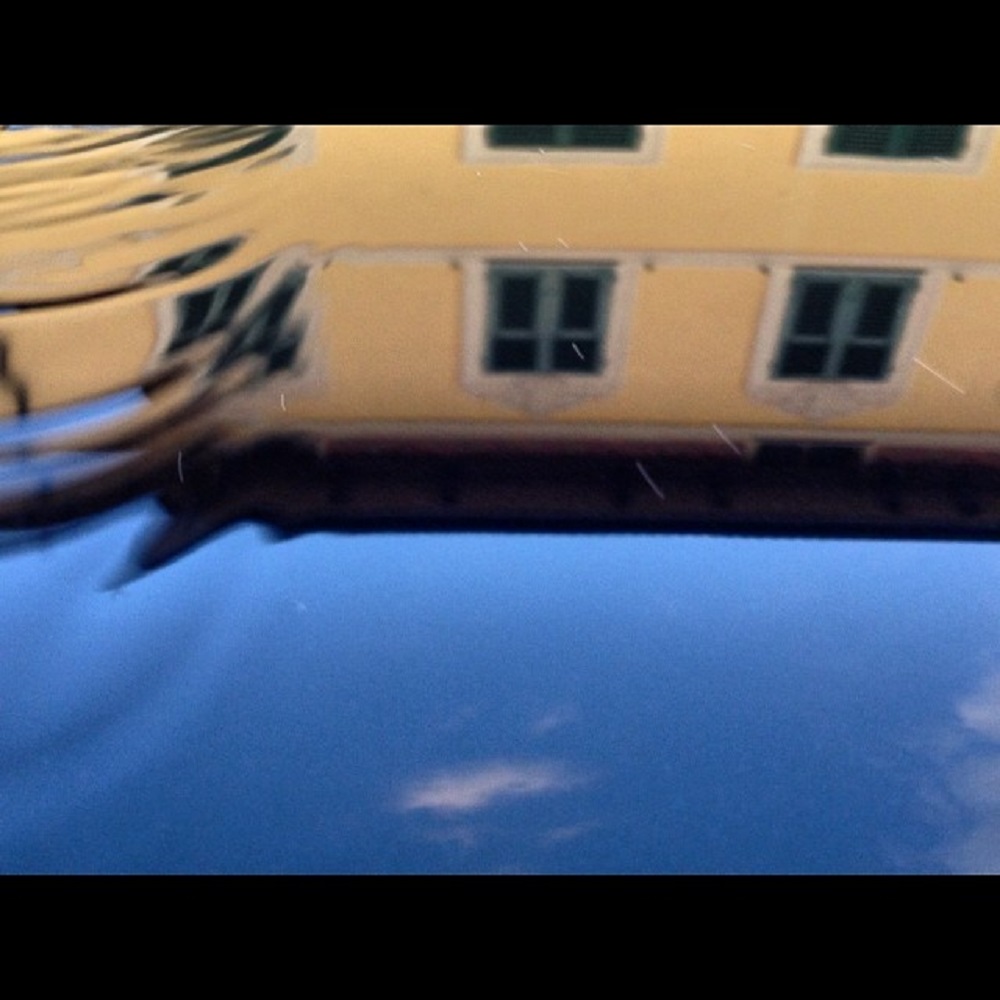 Lavi la macchina e ti ipnotizza il tetto....