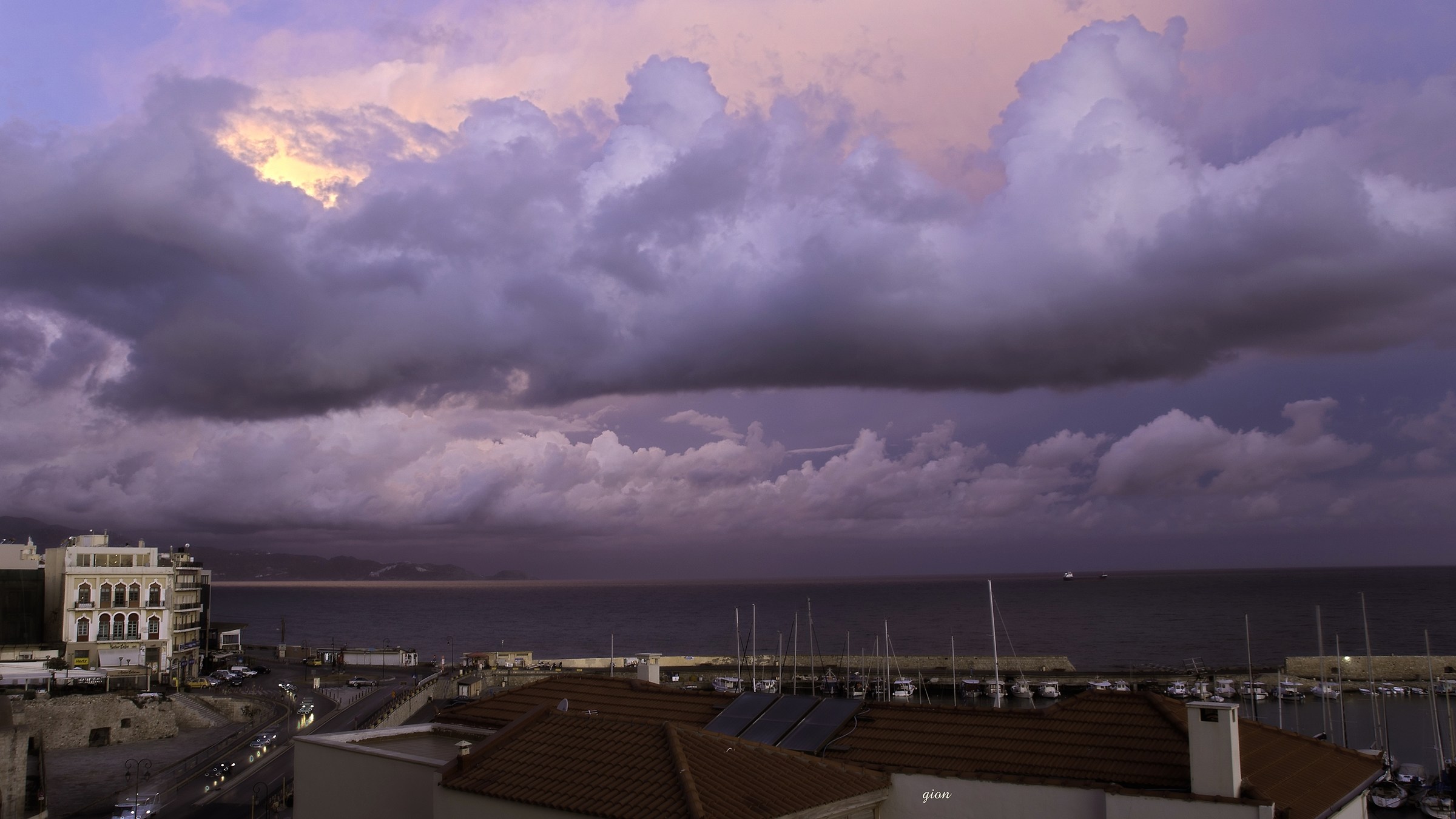 Alba nuvolosa sopra Heraklion