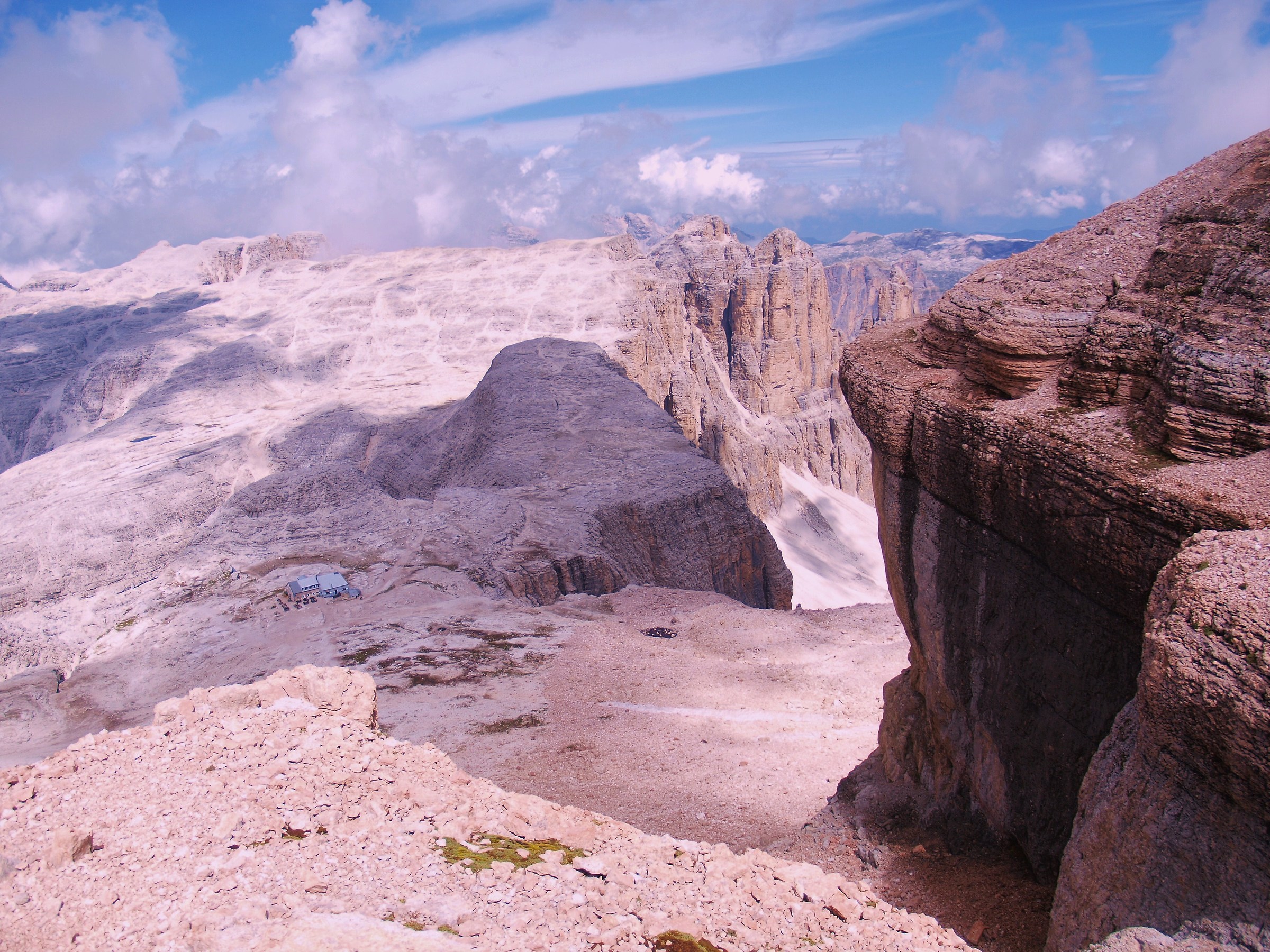 rifugio Boè, in fondo al vallone