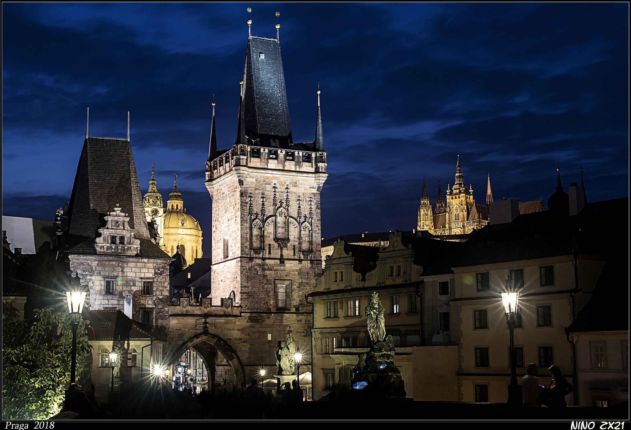 Praga: Ponte Carlo nottorna.