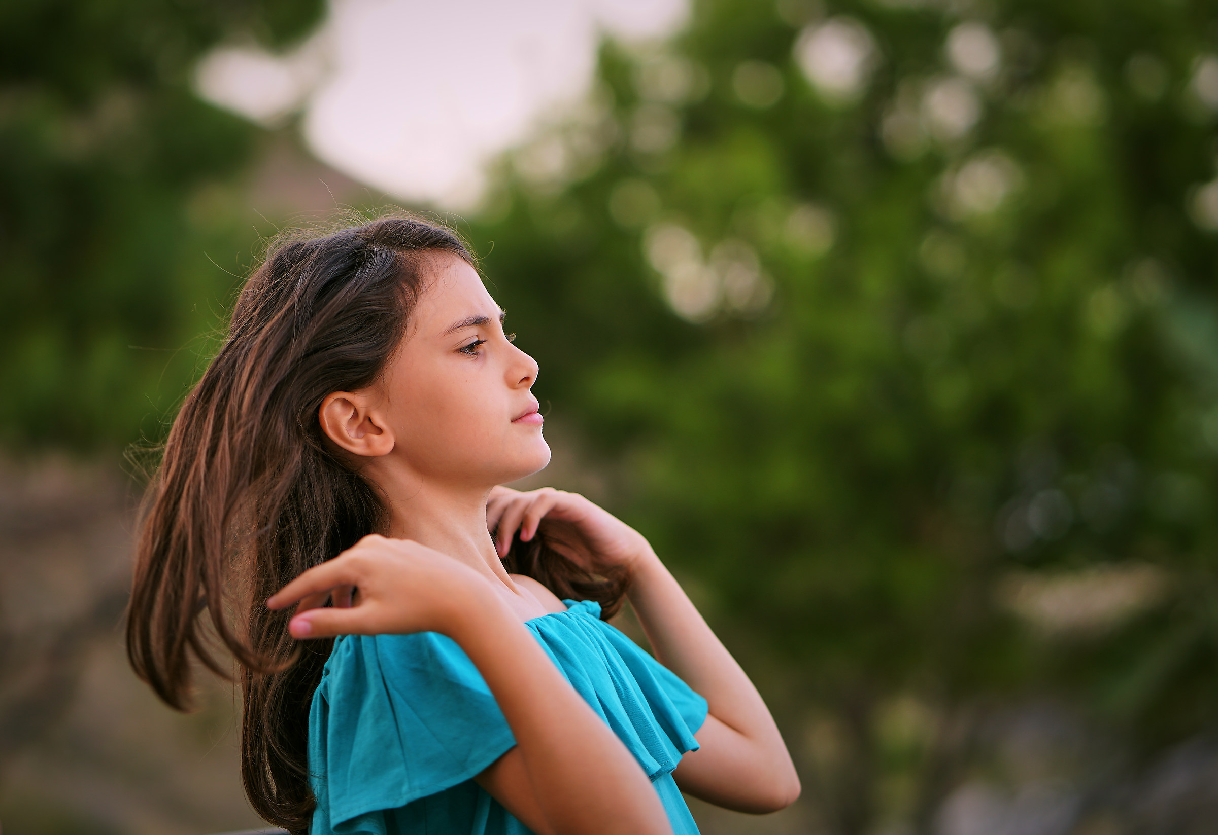 Indietro i capelli..