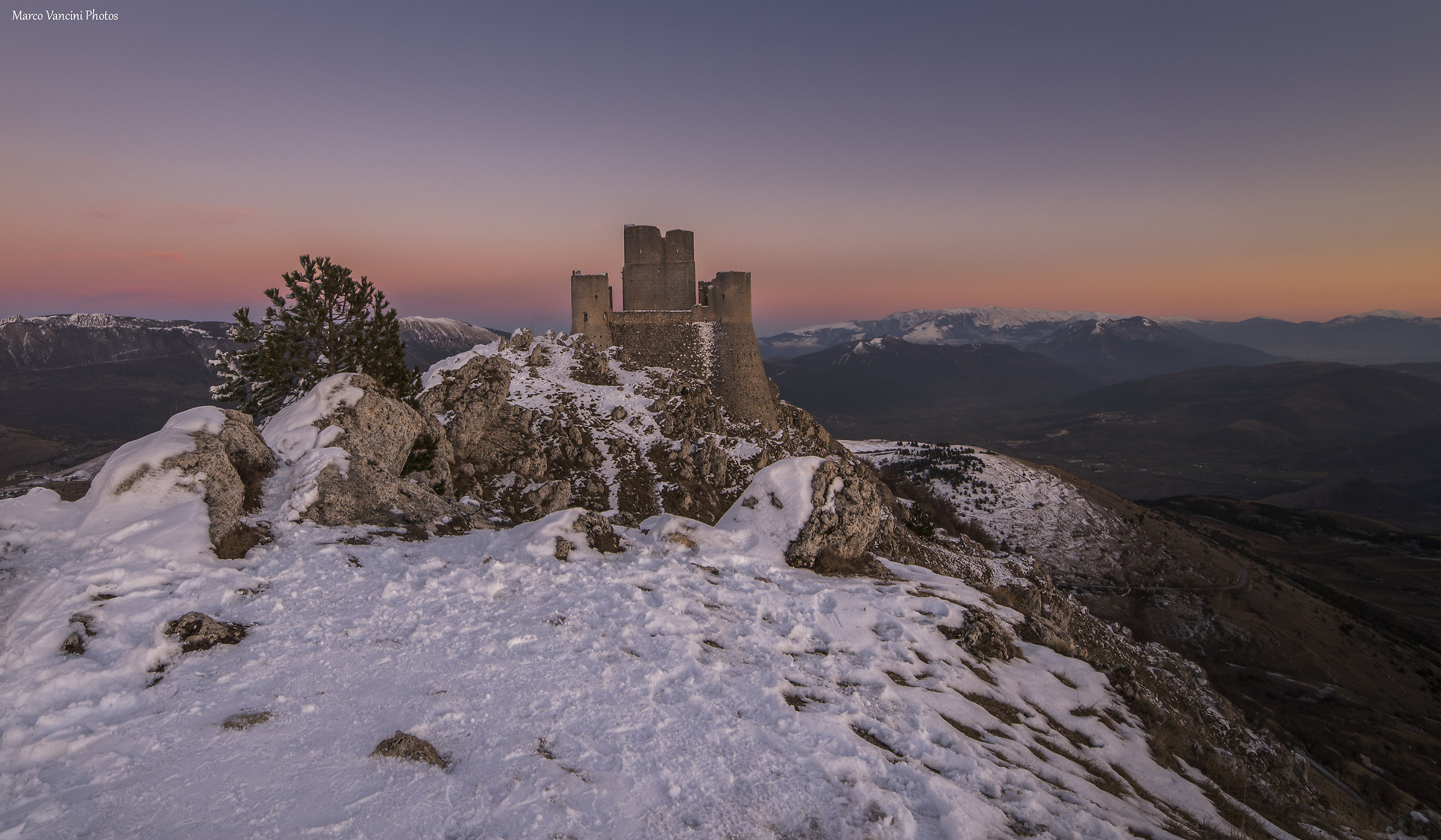 La rocca, il tramonto e la neve