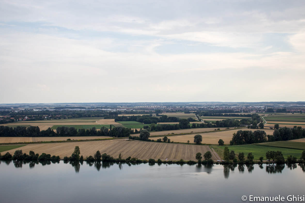 Suspended between two skies