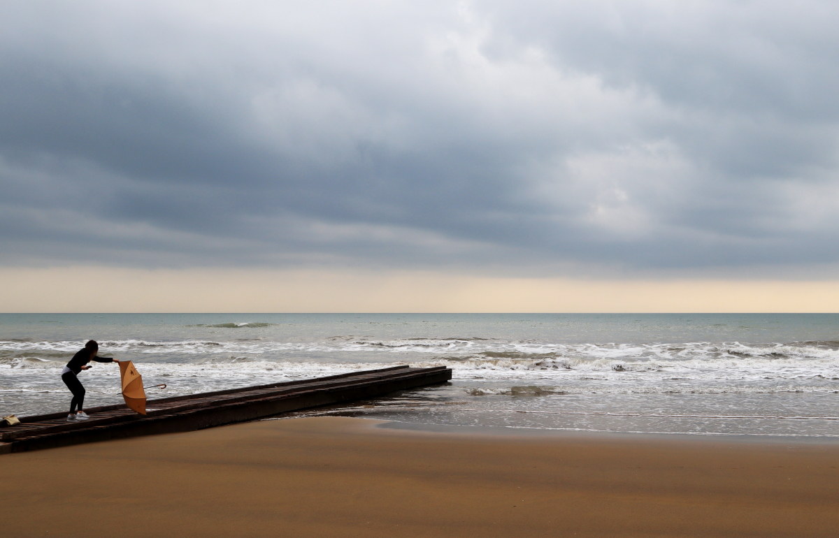 Ragazza con ombrello