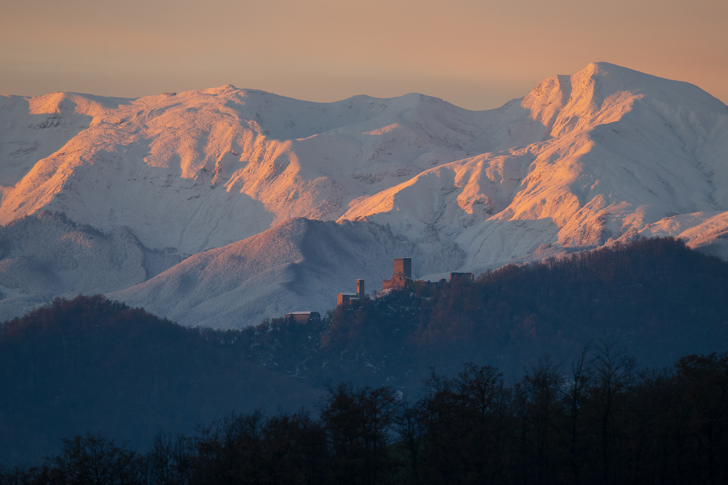 Cusna and Carpineti Castle