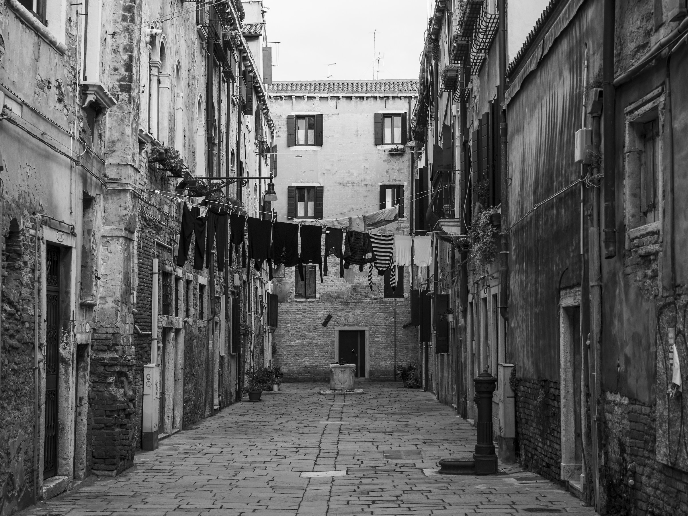 The clothes of the gondolier