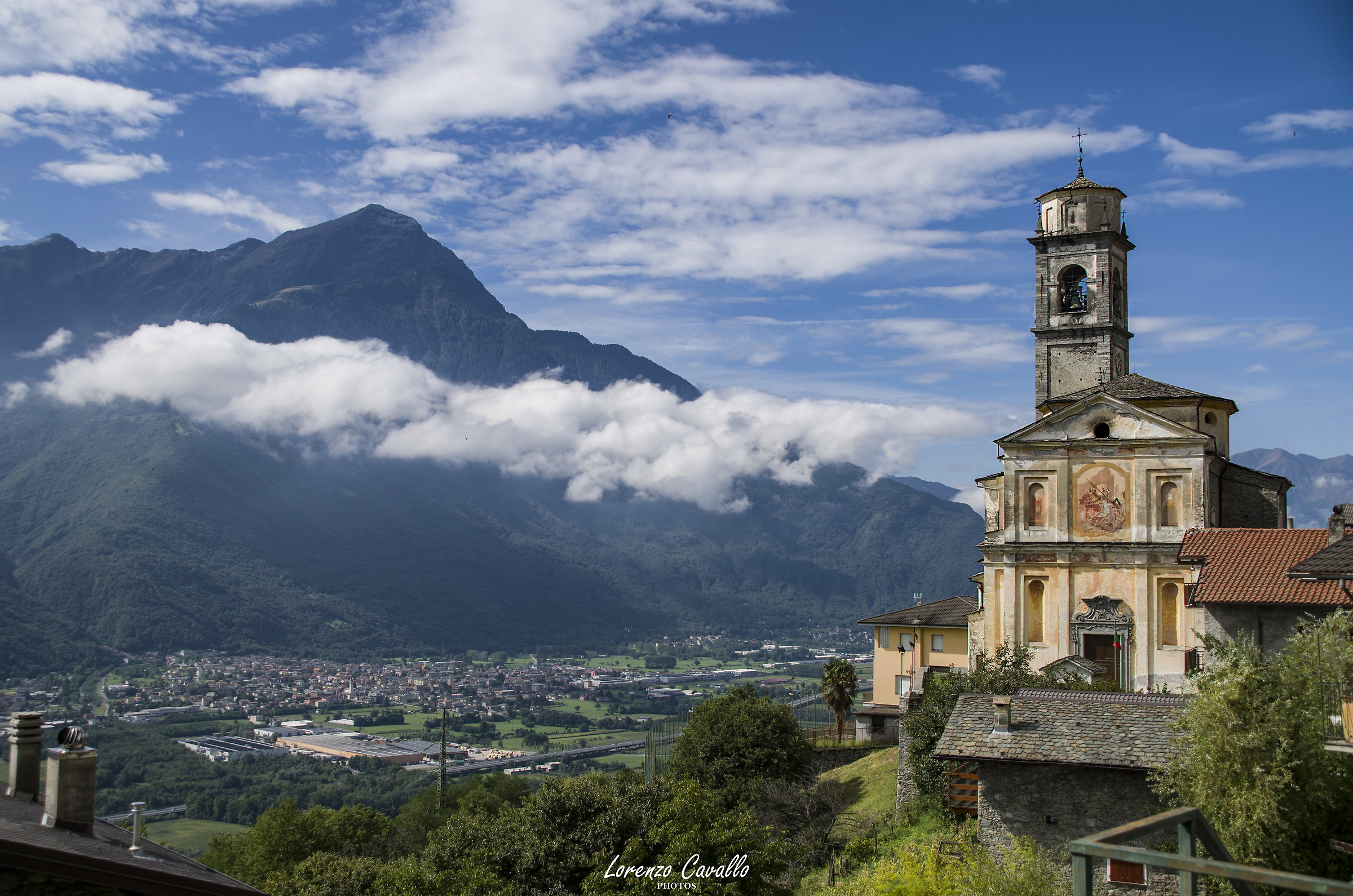 La chiesa sulla vallata