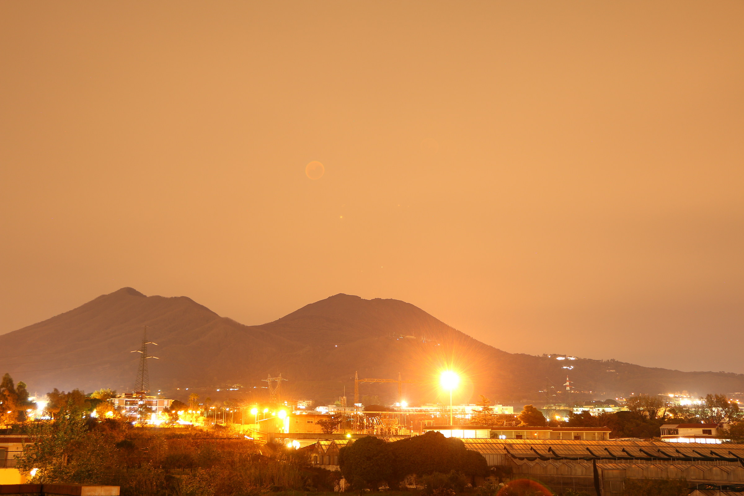 La luna fa capolino da dietro le nuvole e Vesuvio